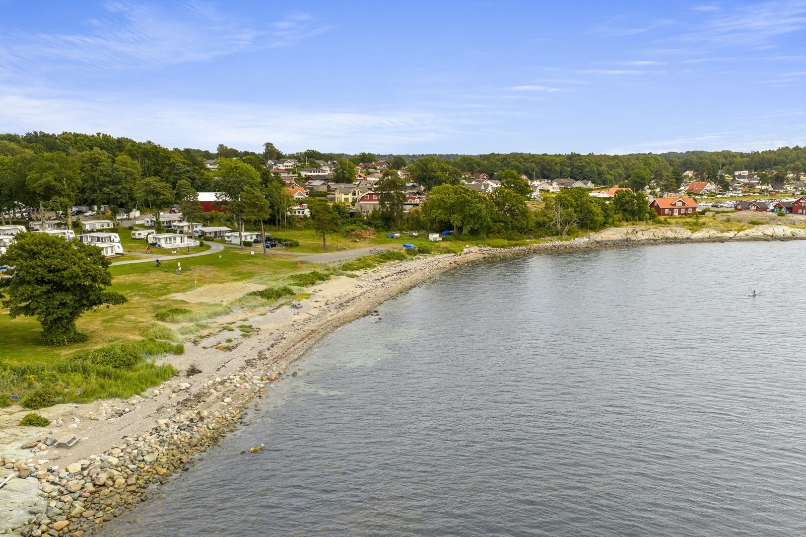 Lyden av bølgene og solens glitrende spill i vannflaten skaper en harmonisk stemning som gjør det lett å finne roen. Galleribilde