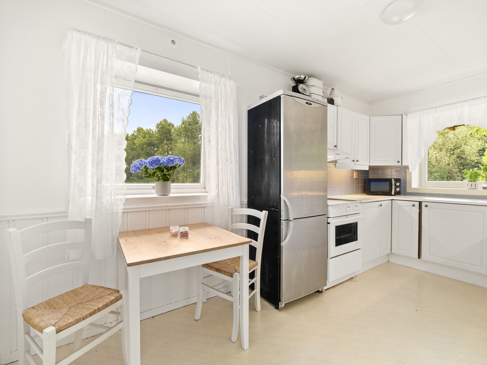 Kjøkken med nydelig utsyn fra vinduene Galleribilde