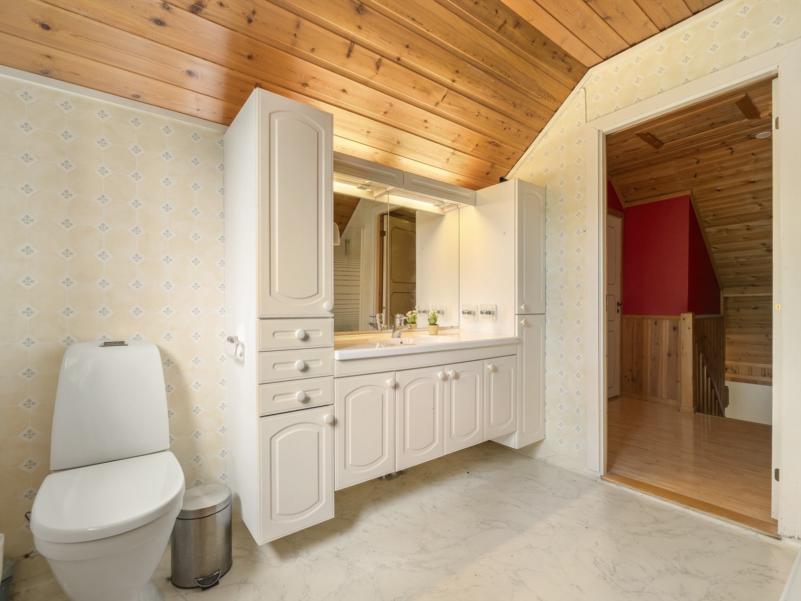 Boligen har et bad i hver etasje Galleribilde