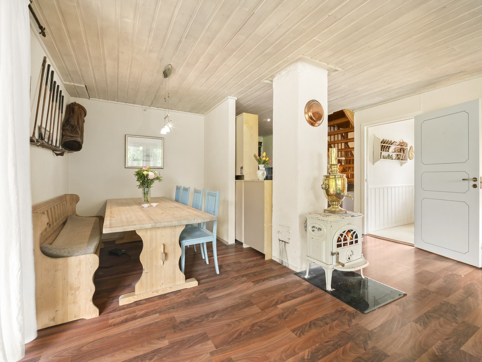 Hyggelig vedovn som varmer godt på kjølige dager. I tillegg er det varmepumpe Galleribilde