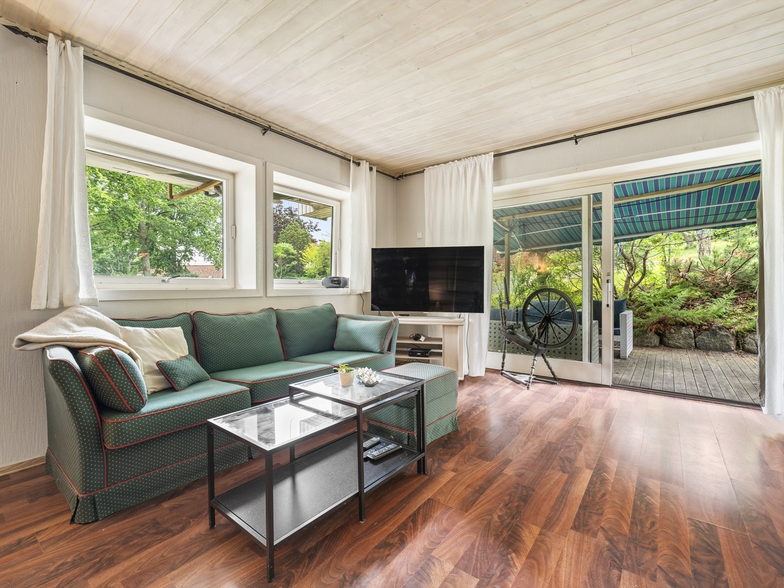 Stuen med utgang til terrasse og hage Galleribilde