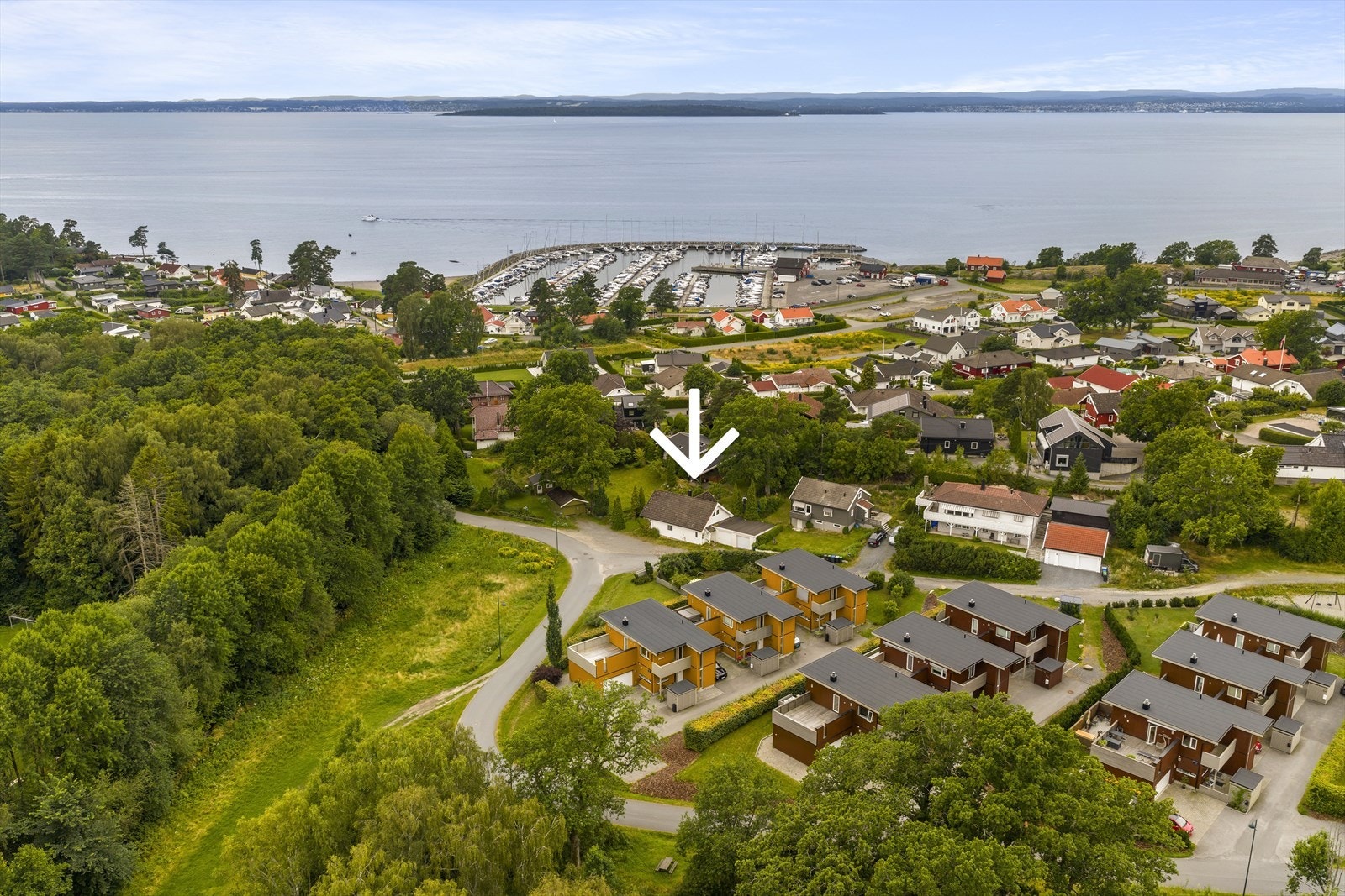 Sjønær beliggenhet med kun ca. 350 meter til ytre Oslofjord. Langs fjorden er det vakkert kystlandskap med strender og svaberg. Galleribilde