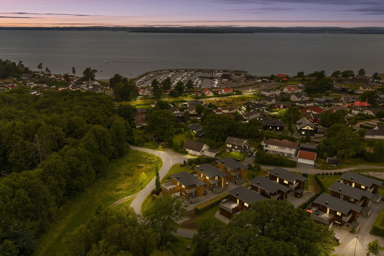 Solrik vestvendt beliggenhet - perfekt sted hvor flotte solnedganger kan nytes! Galleribilde