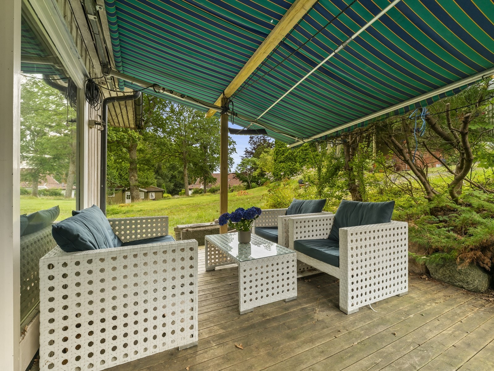 Fra hjemmet er det ca. 4-5 minutters gange til Fuglevik båthavn og Ilastranda som innbyr til bading, båtliv og vannsport gjennom hele sommerhalvåret. Galleribilde