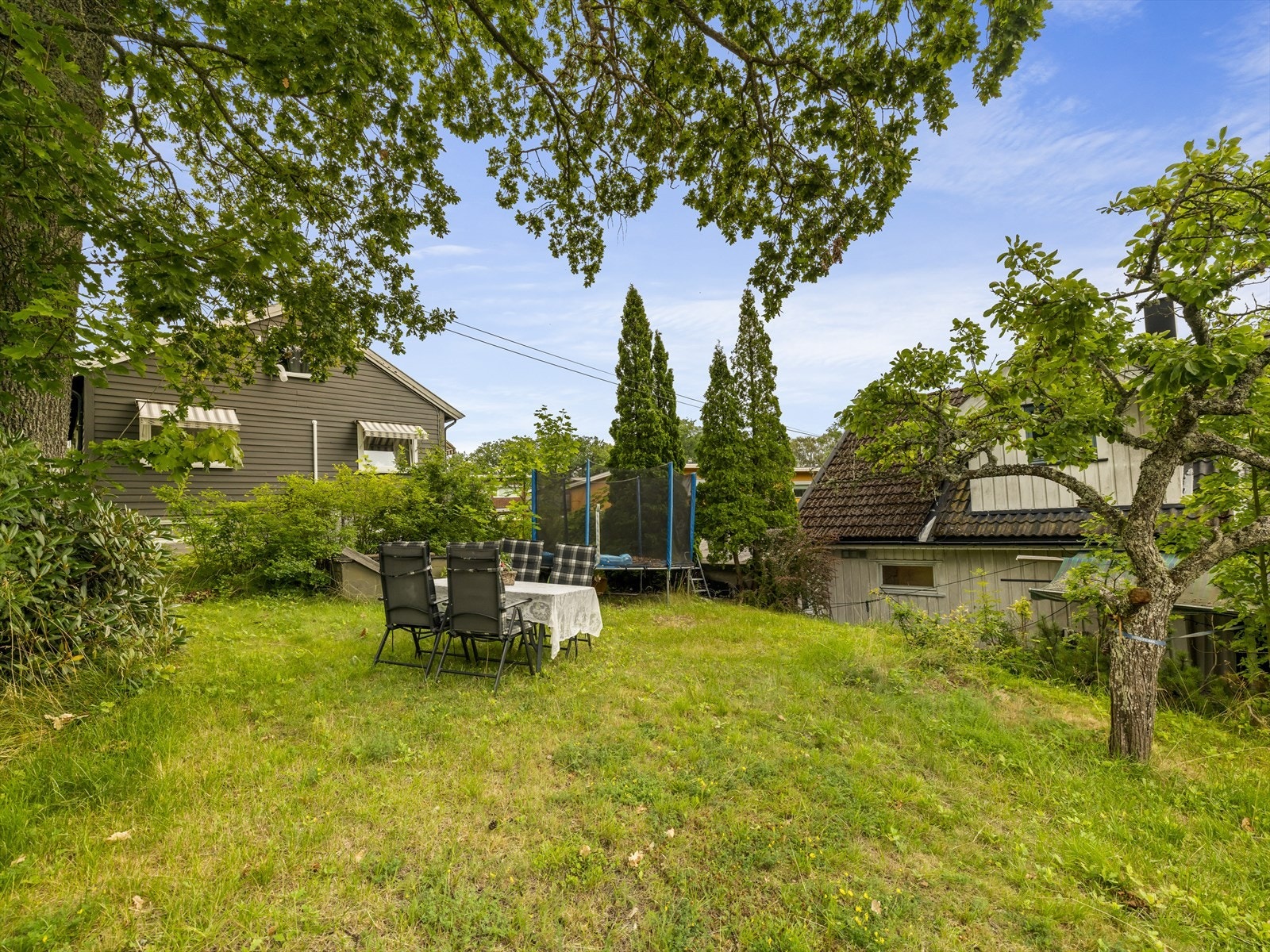 Eiendommen har en nydelig beliggenhet på Fuglevik, et hyggelig og veletablert boligområde som ligger ca. 6 km syd for Moss sentrum. Galleribilde