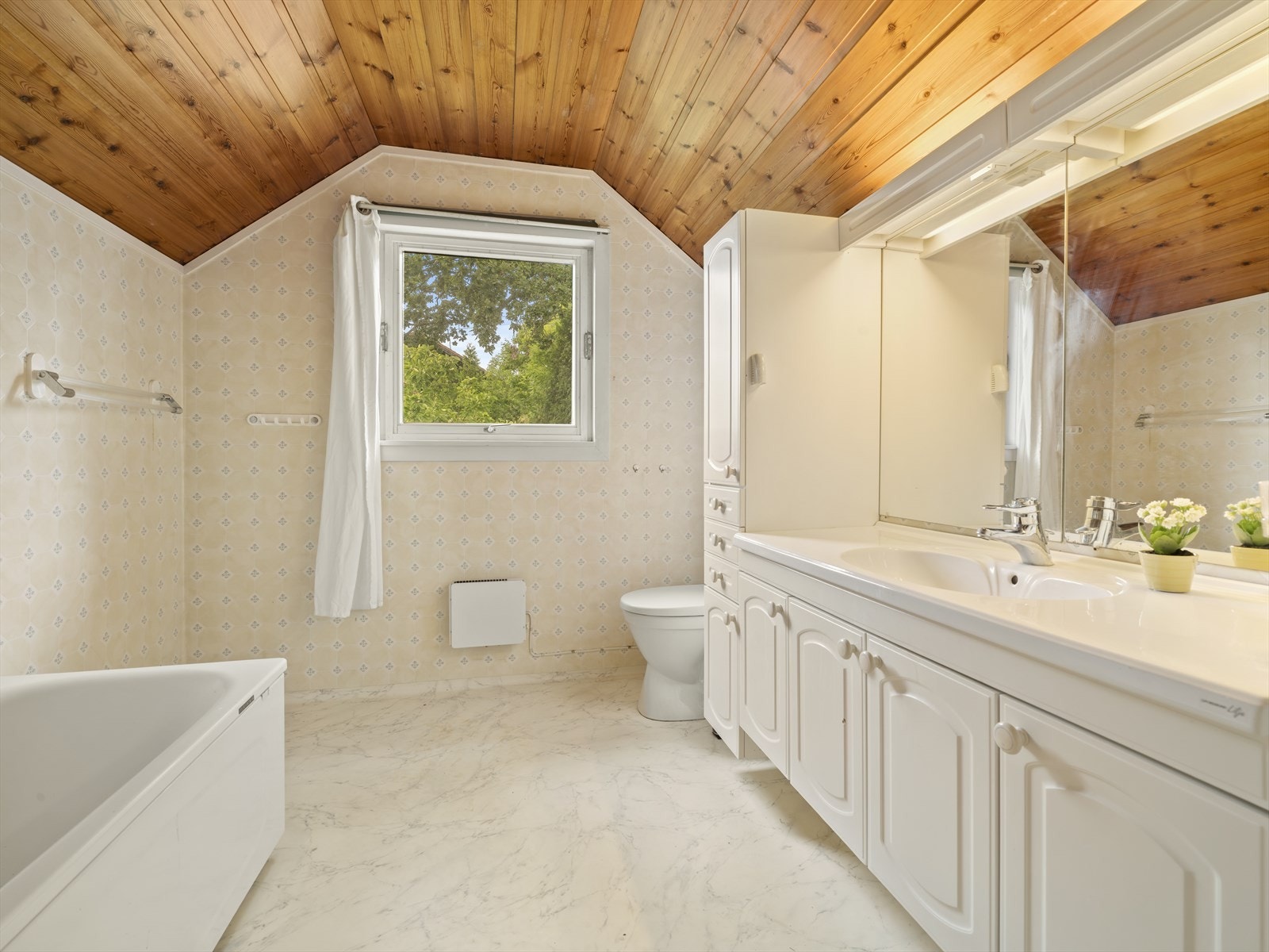 Bad i andre etasje med badekar Galleribilde