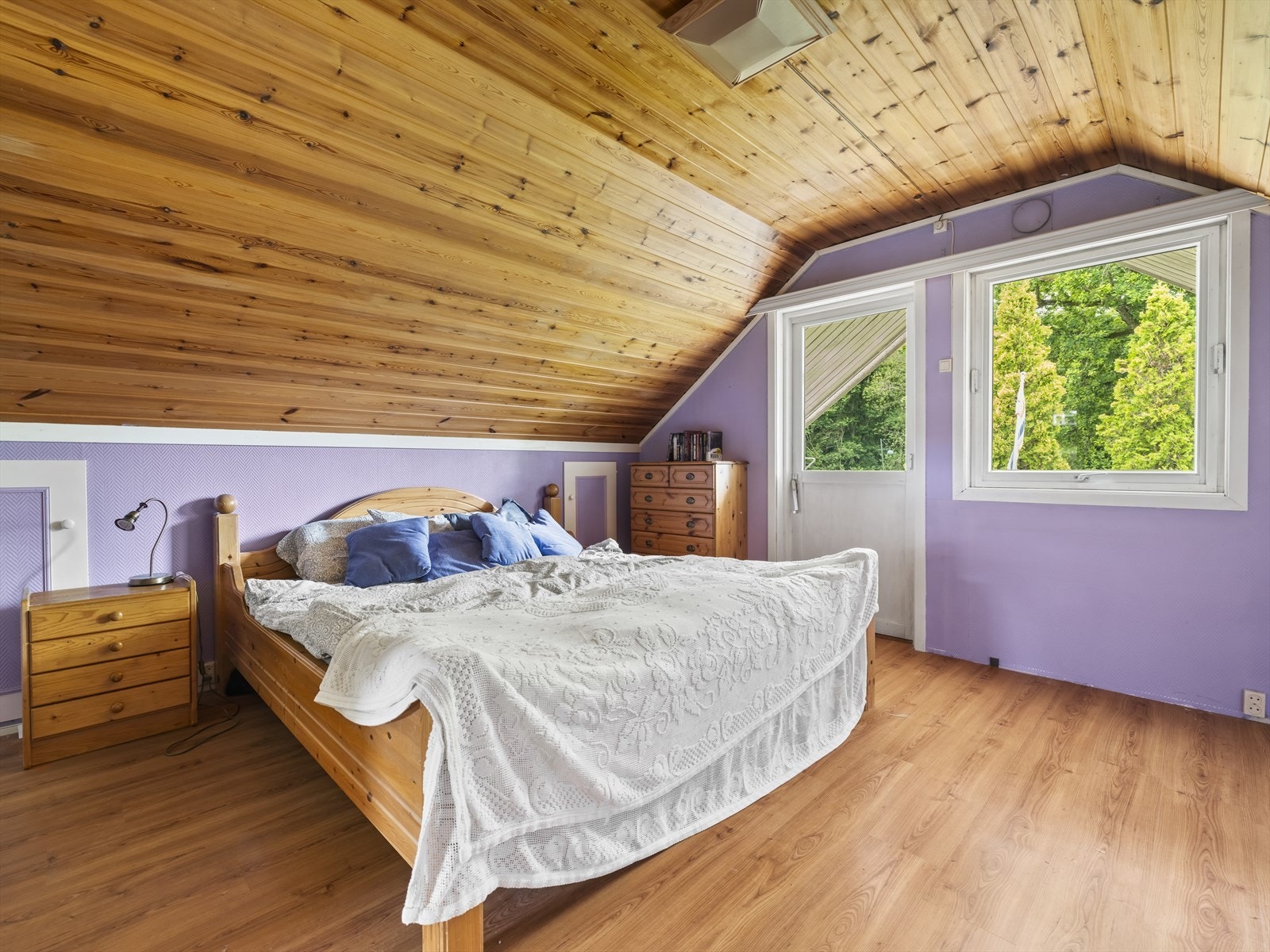 Romslig hovedsoverom med utgang til balkong Galleribilde