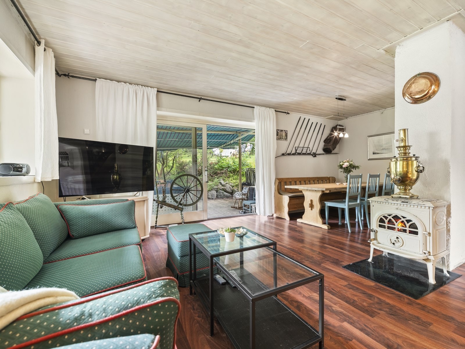 God plass i stuen til sofa, salongbord og mediemøbler Galleribilde