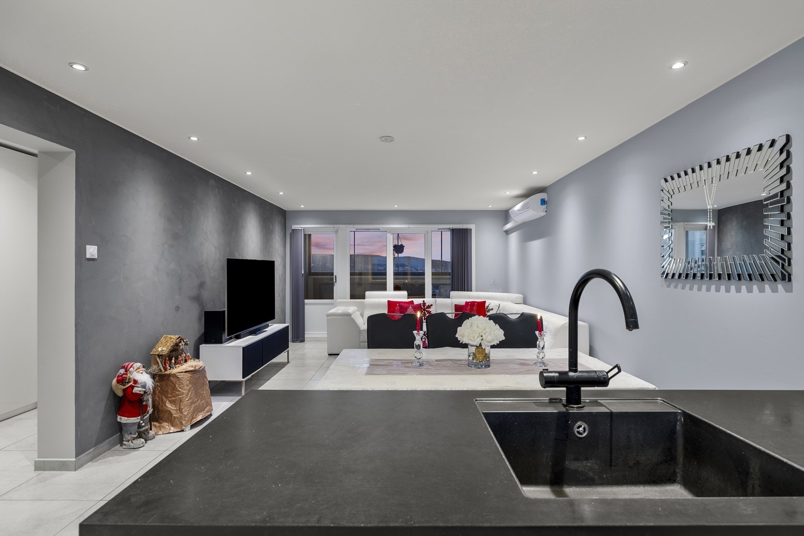 Sosial og åpen stue- og kjøkkenløsning, perfekt for hyggelige sammenkomster. Galleribilde