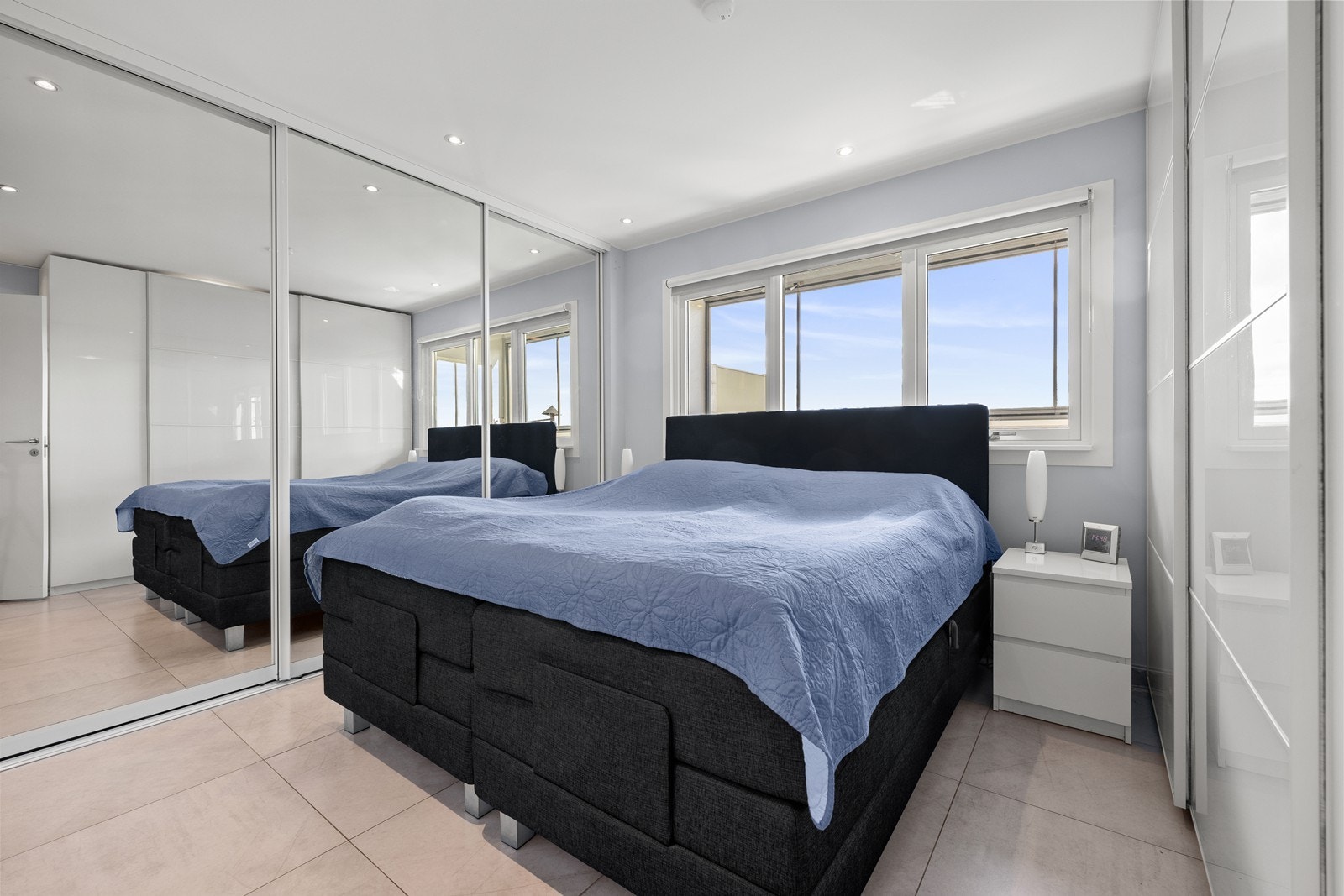 Hovedsoverom med god plass til dobbeltseng og en stor garderobeløsning. Galleribilde