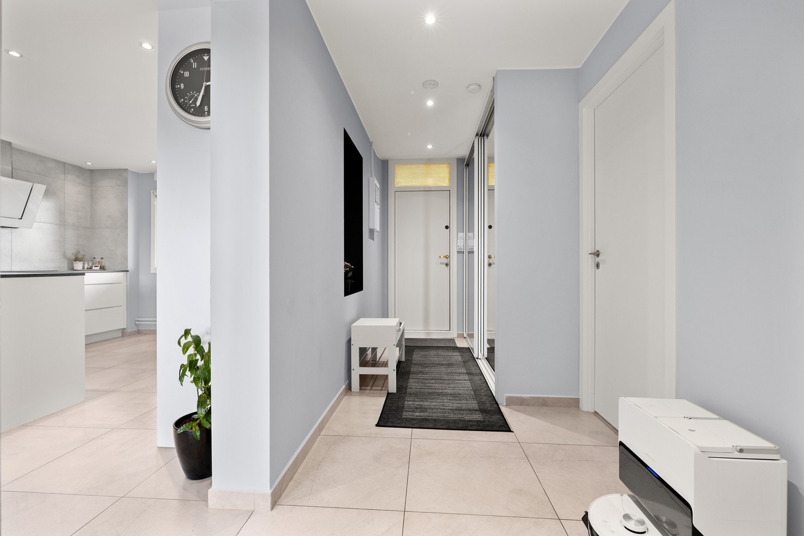 Entréen leder inn til leilighetens sosiale sone. Galleribilde