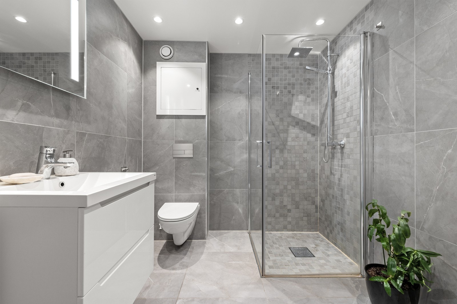 Delikat baderom, totalrenovert i 2019, med vegghengt toalett og moderne innredning. Galleribilde