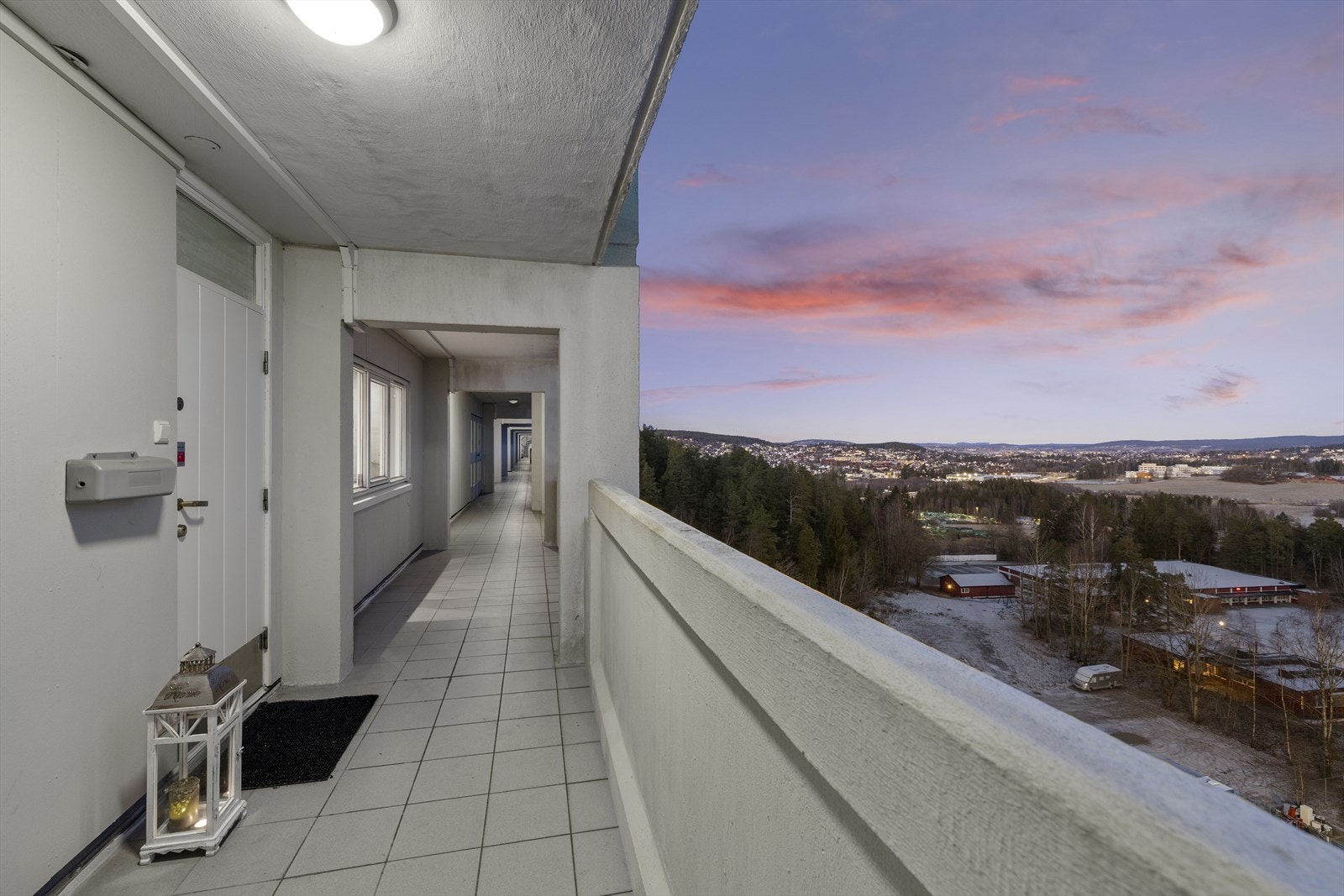 Overbygget og flislagt svalgang gir en tørr og trygg adkomst til leiligheten. Galleribilde