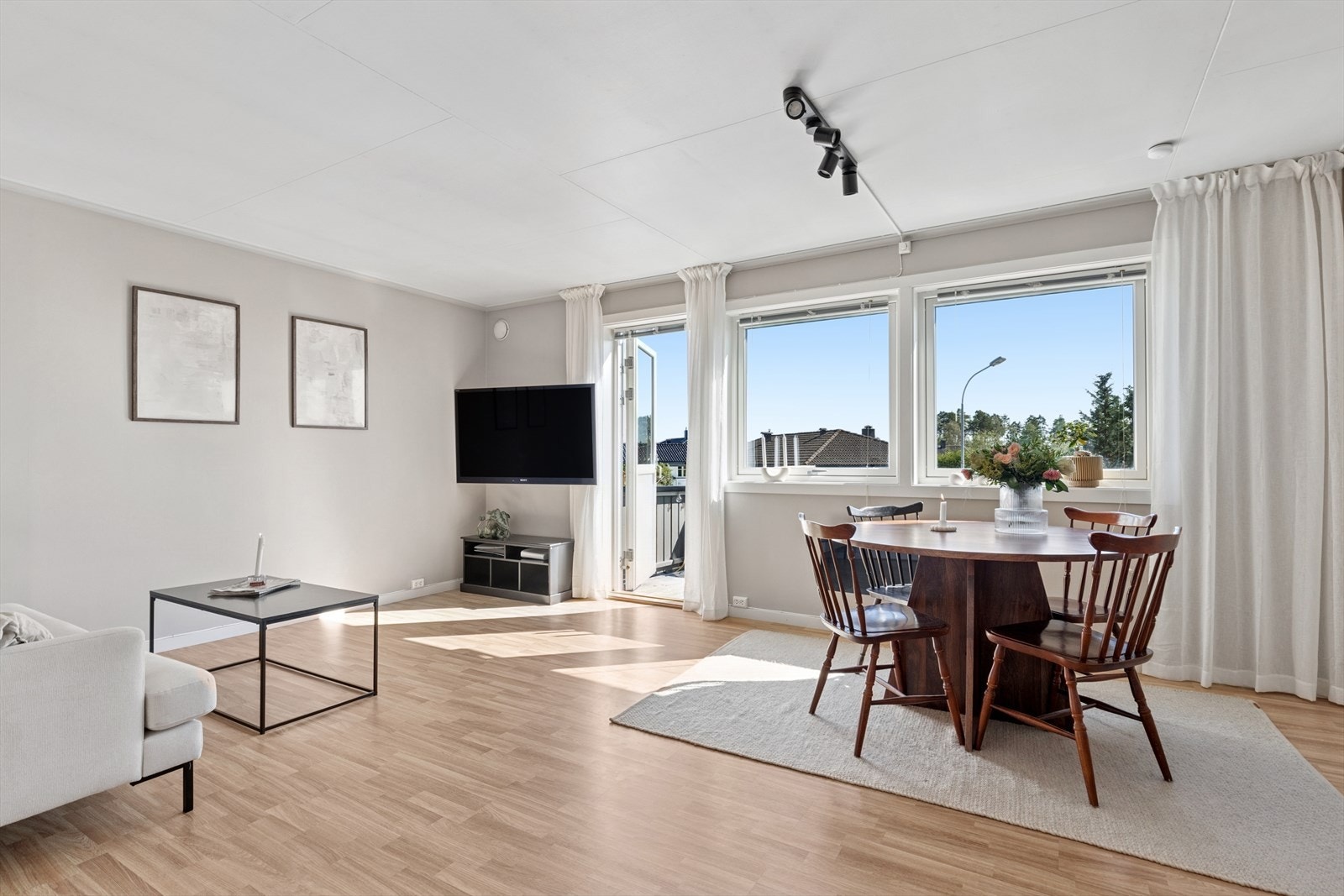 Koselig stue med utgang til balkong. Galleribilde