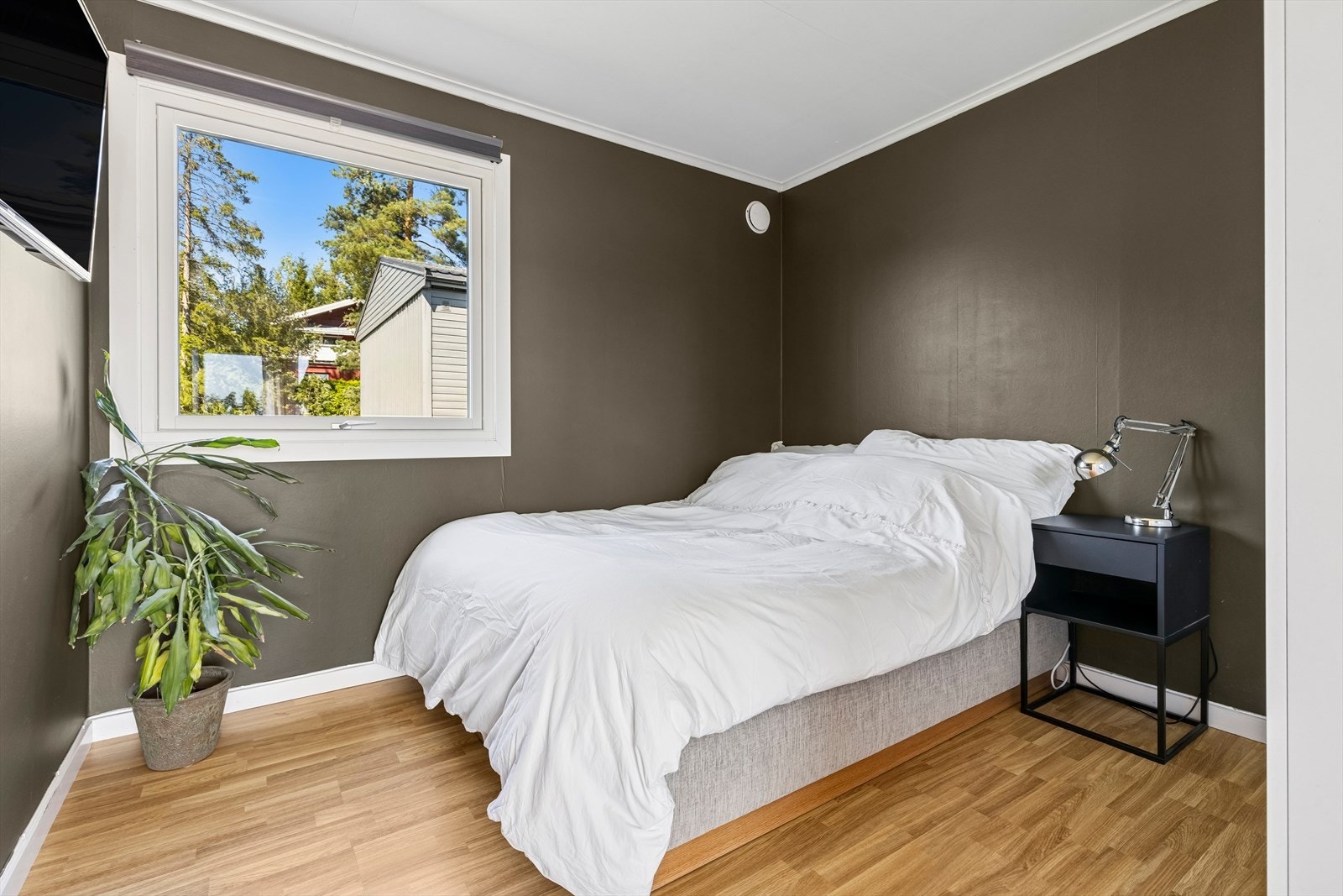 Romslig soverom med garderobeskap. Galleribilde