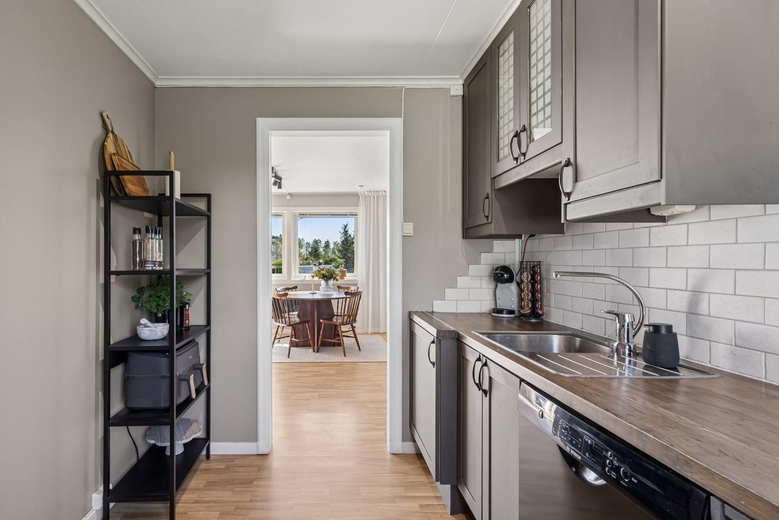 Kjøkkenet har profilerte fronter og benkeplate i heltre. Galleribilde