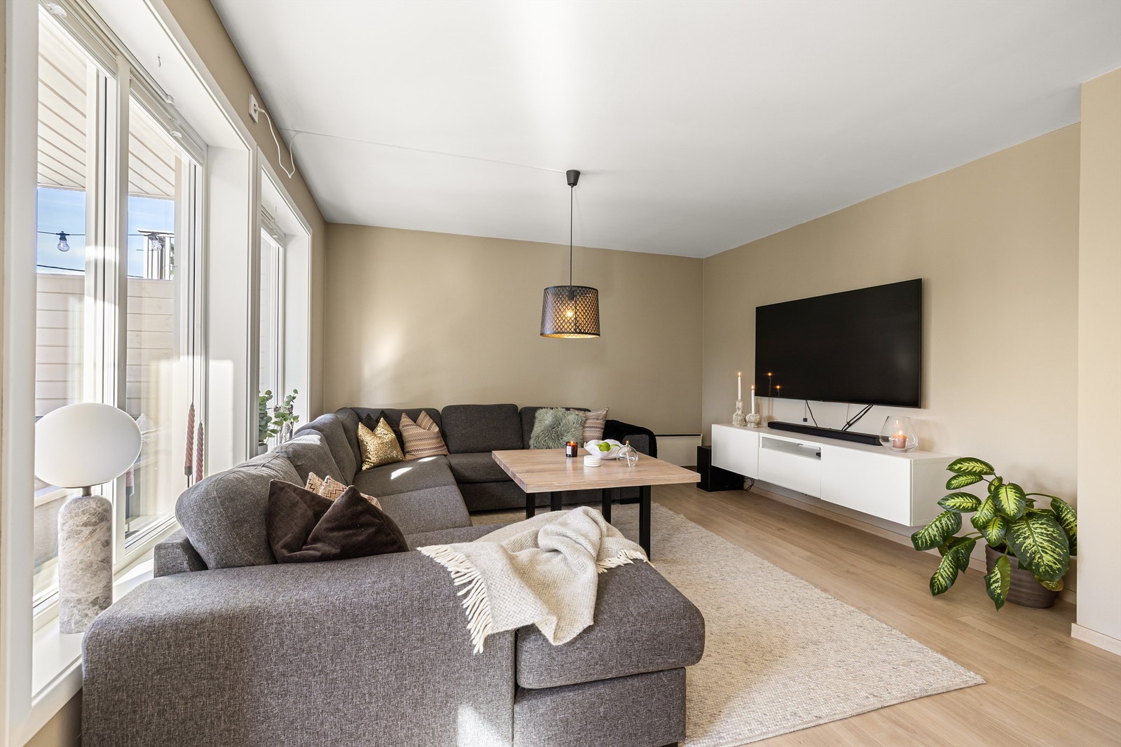 I anledning utskiftning av gulvet ble også himlingen og veggene malt både i stuen og på kjøkkenet. Galleribilde