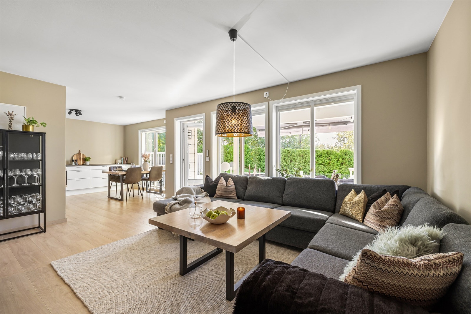 Velkommen til denne moderne 3-roms leiligheten fra 2015 som er gjennomgående i byggets første etasje og har en stor, vestvendt terrasse. Galleribilde