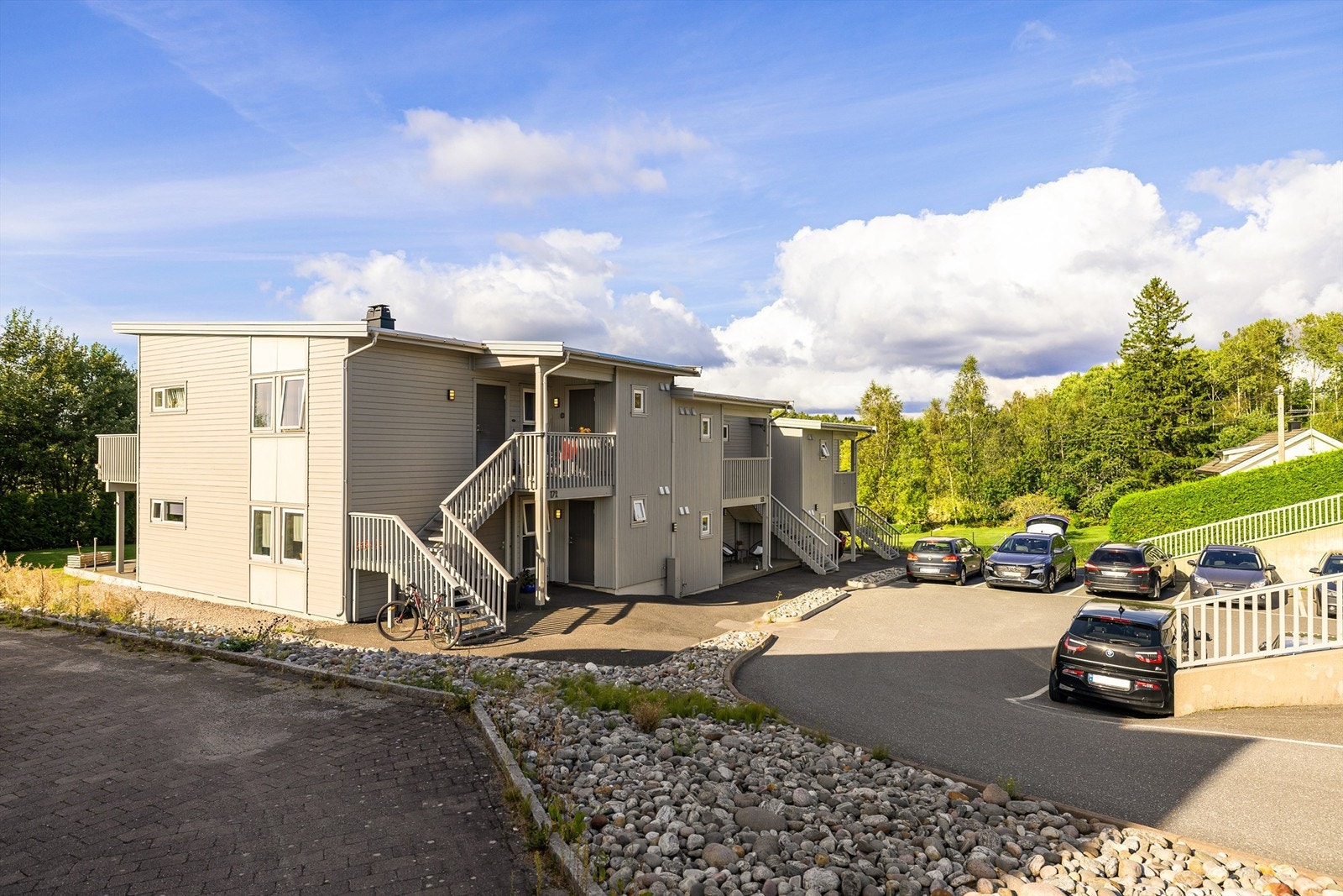 Leilighetens plassering på bakkeplan er ensbetydende med meget enkel adkomst. Galleribilde