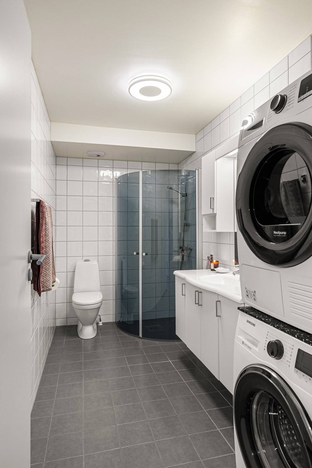 På badet har vaskesøylen en lett tilgjengelig plass i hjørnet rett innenfor døren. Galleribilde