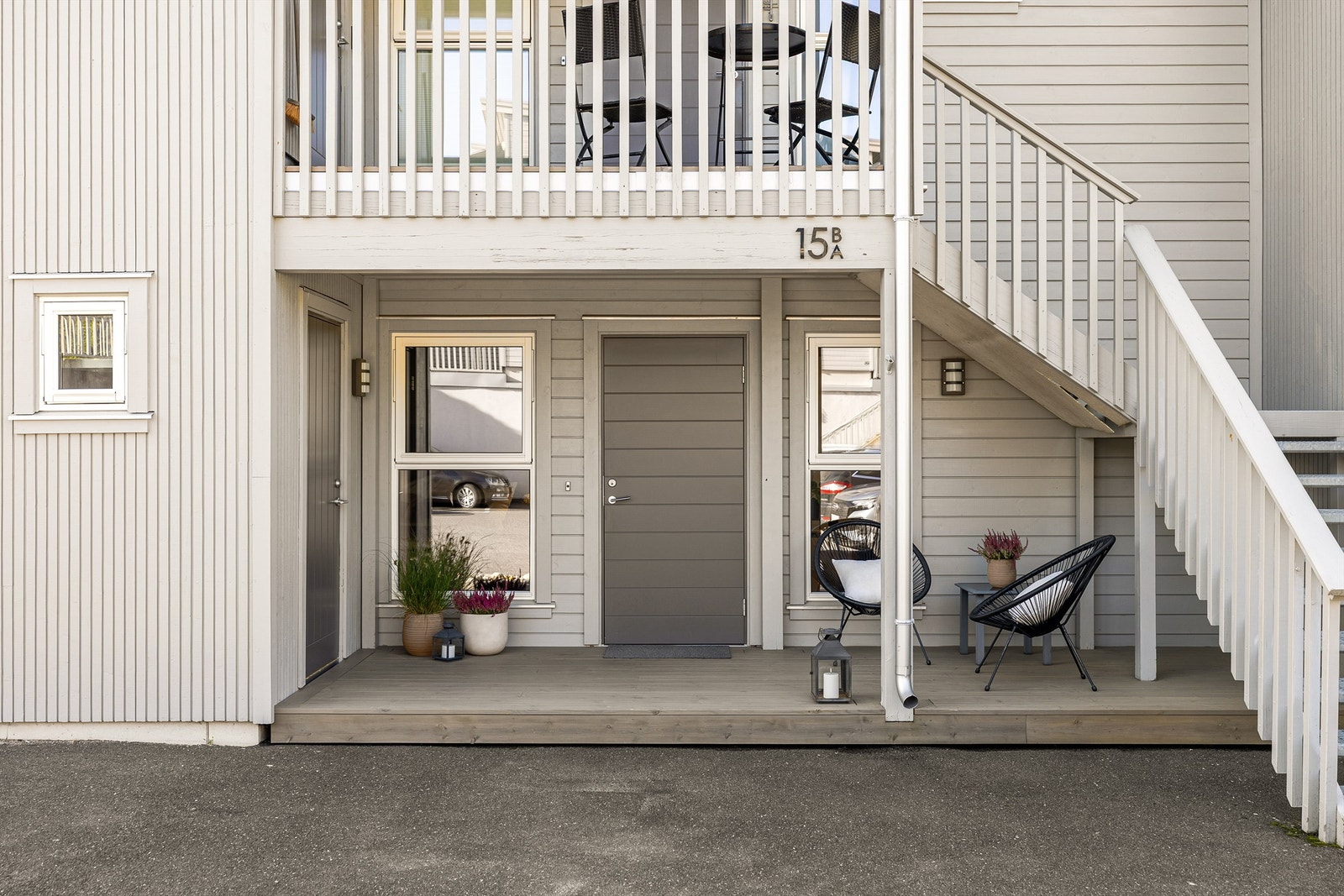 Foran inngangspartiet ble en helt ny platting oppført i 2022. Galleribilde