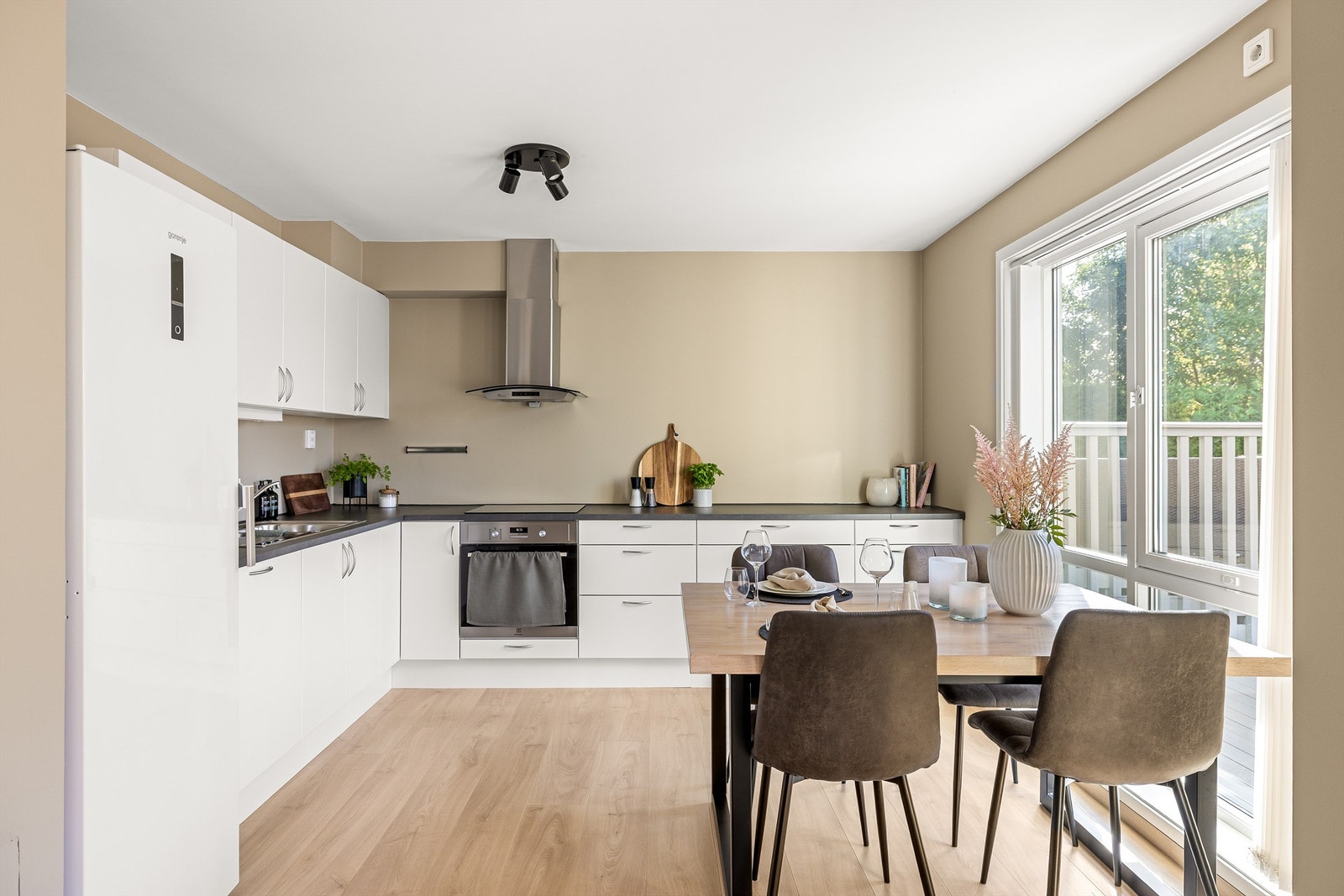 Kjøkkenets innredning er fra Aubo og ble i 2022 utvidet med to ekstra skuffeseksjoner samt ny benkeplate. Galleribilde