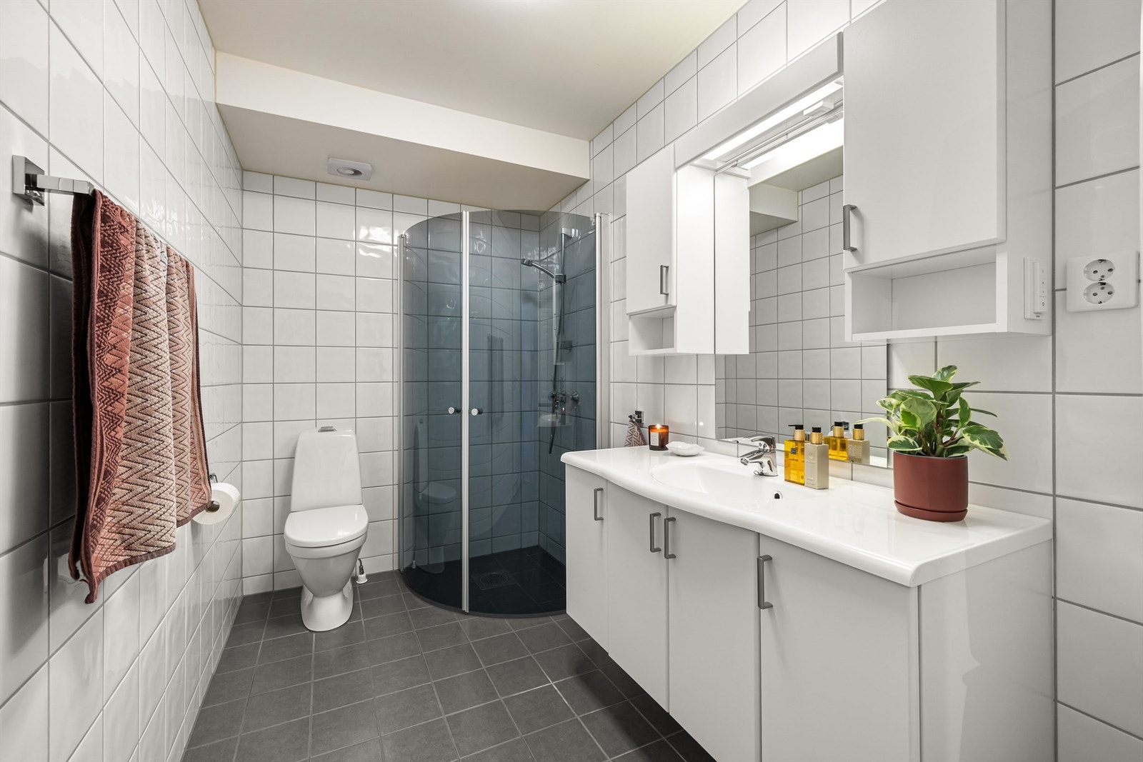 Badet er fra byggeåret. Her er er både gulvet og veggene flislagt. Galleribilde