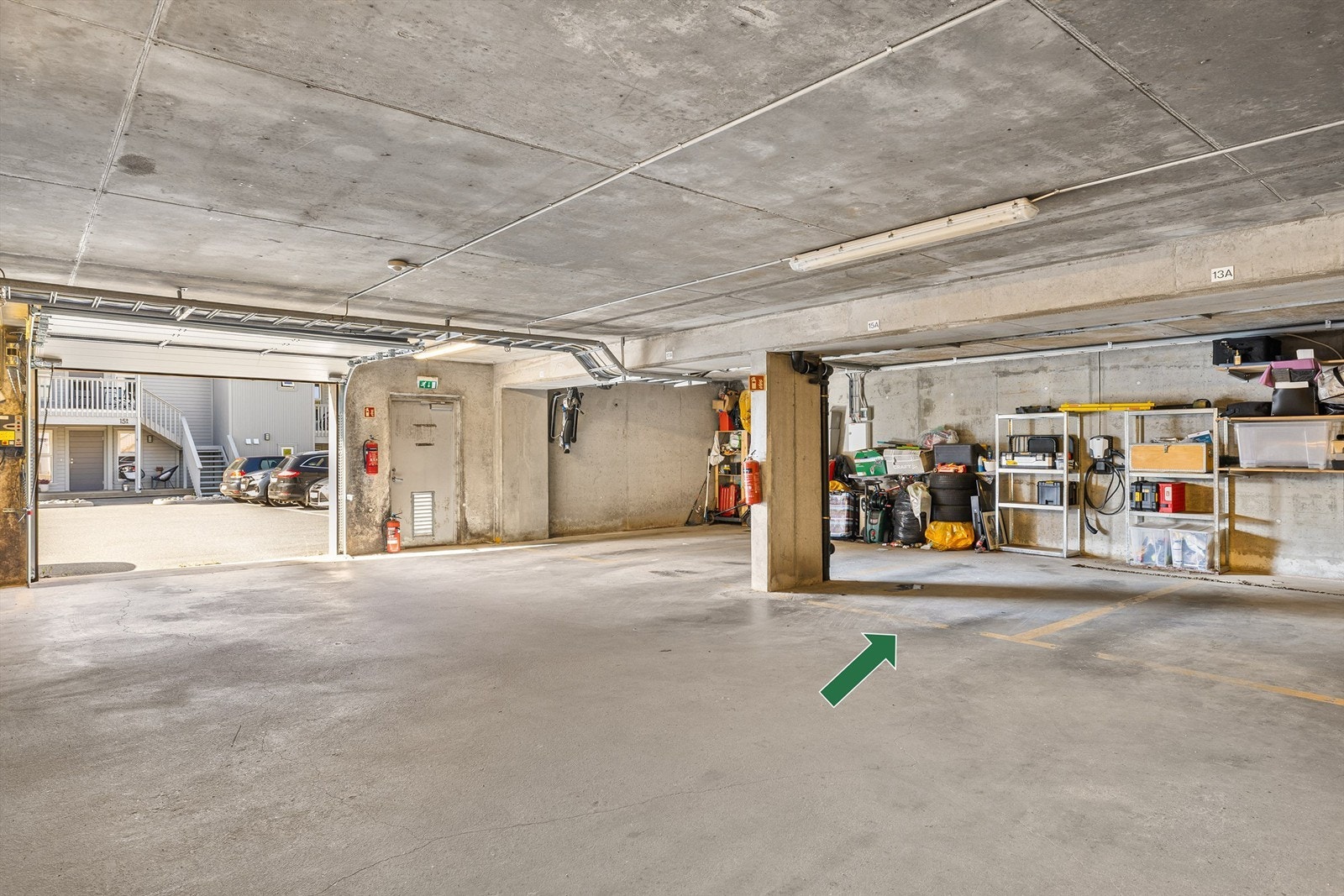 I garasjeanlegget under nabobygget disponerer leiligheten fast biloppstillingsplass, med lader til EL-bil. Galleribilde