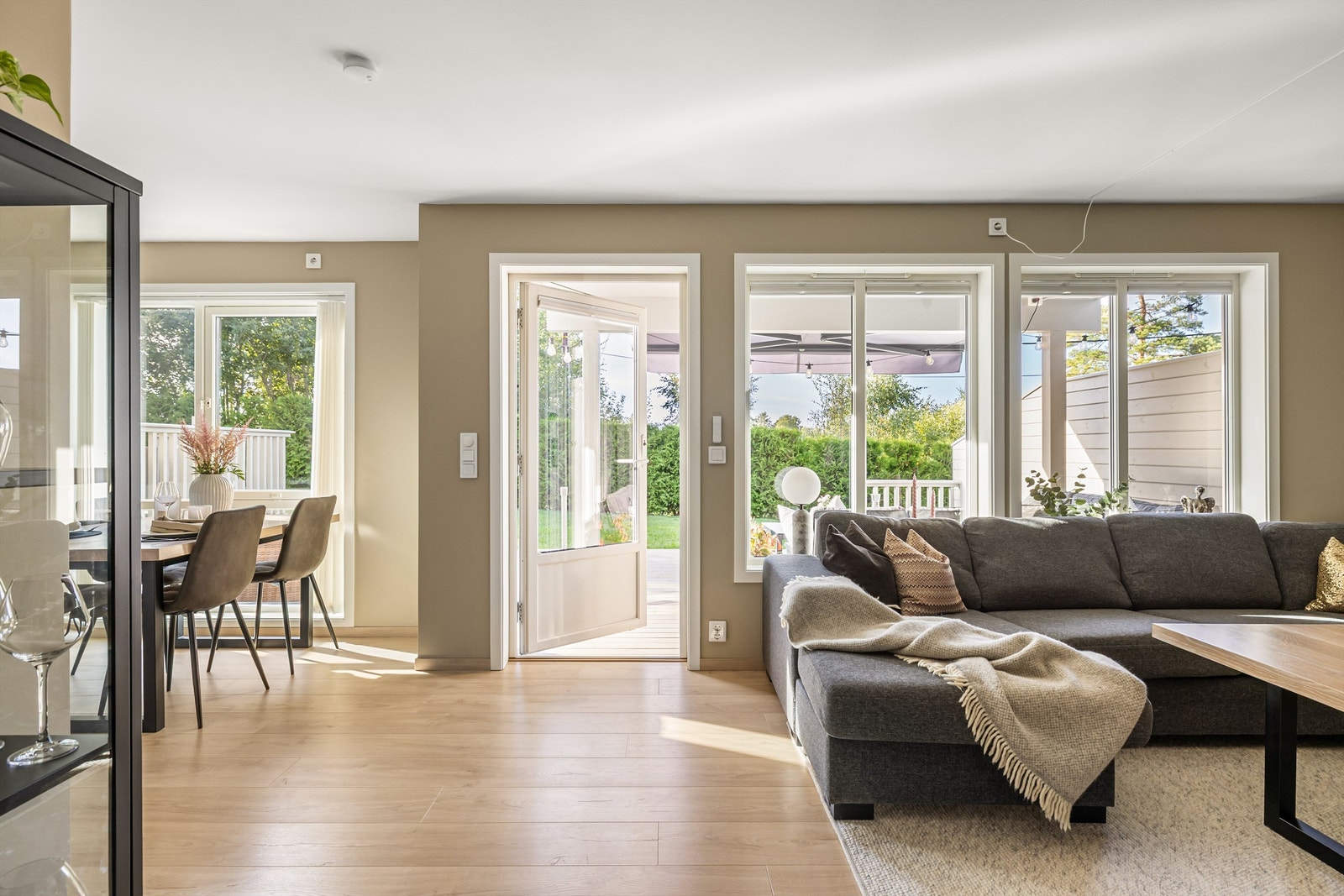 Ny én-stavs laminat ble i 2023 lagt gjennomgående mellom stuen og kjøkkenet. Galleribilde