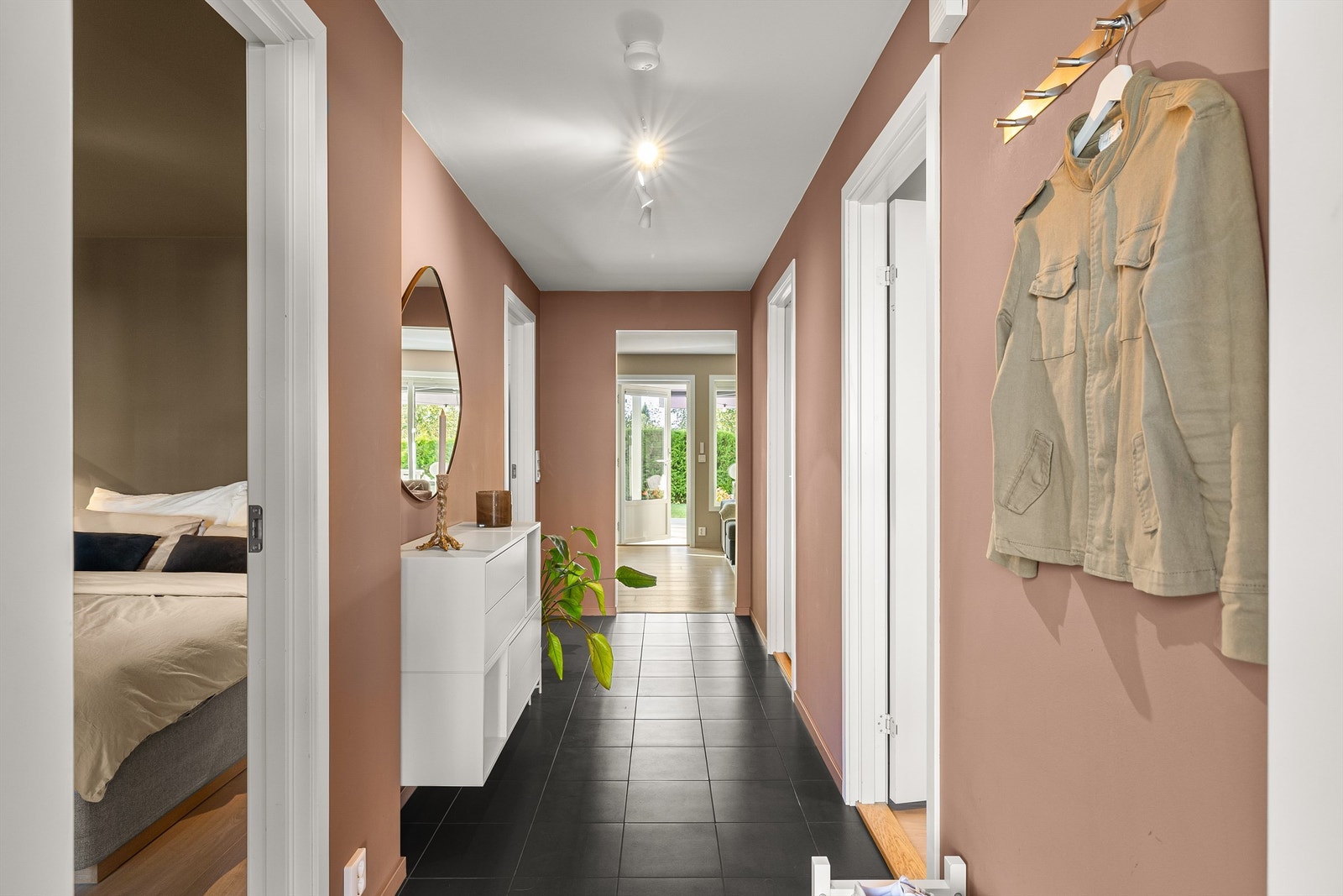 Entreen har i likhet med badet flislagt gulv med varme. Himlingen og veggene er nylig malt. Galleribilde