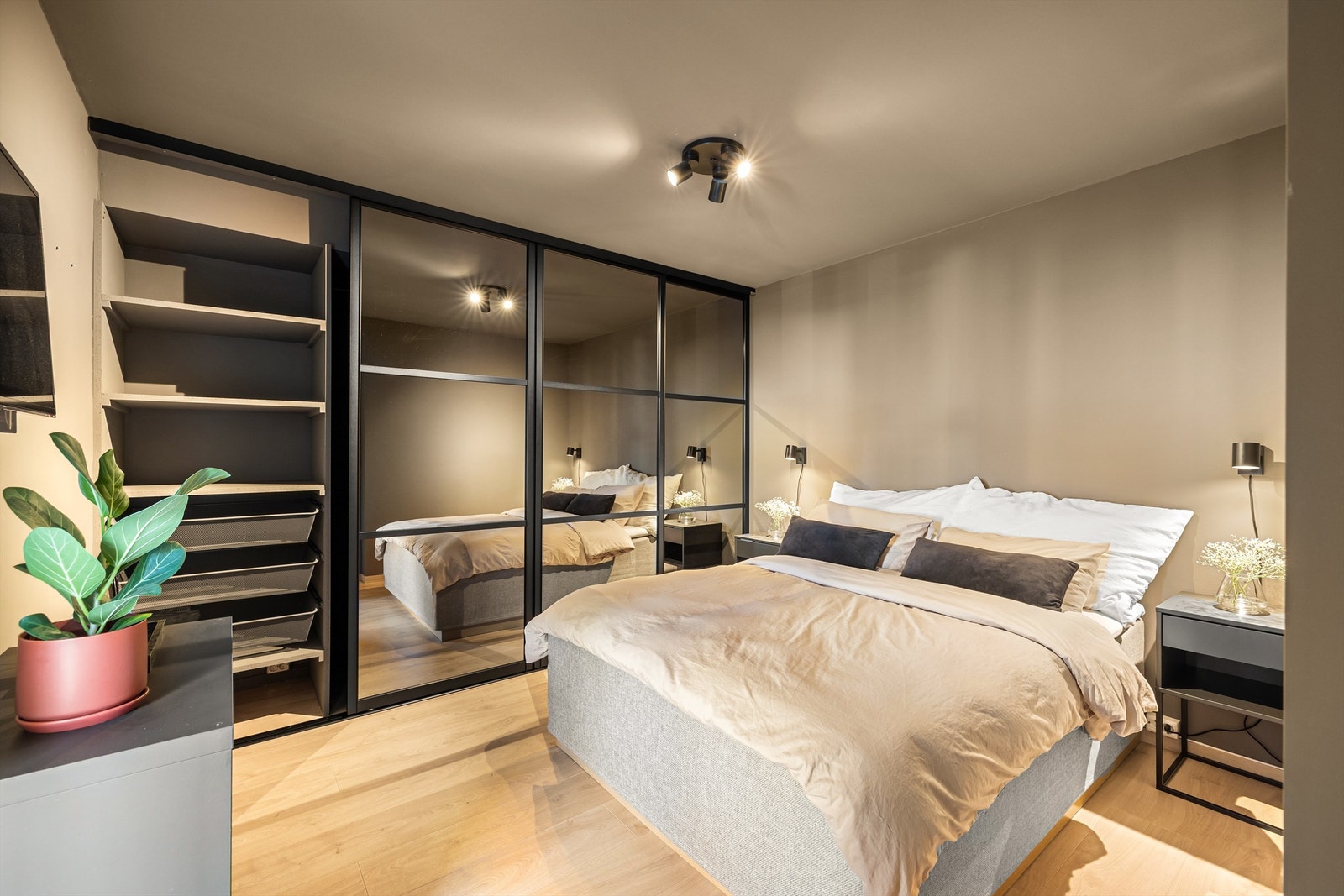 I hovedsoverommet ble en nesten 3,5 meter bred garderobe med spesialtilpassede dørblader installert i 2022. Galleribilde