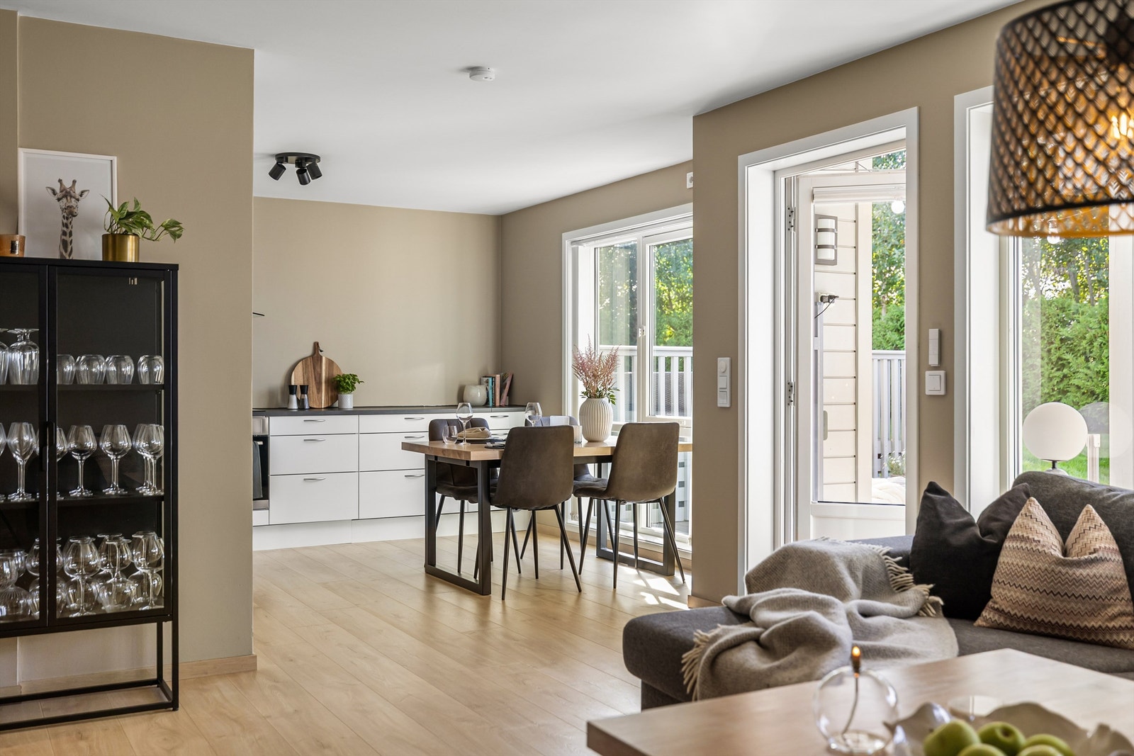 Flere vinduer med til dels store flater vendt mot vest gir gode lysforhold i både stuen og kjøkkenet. Galleribilde