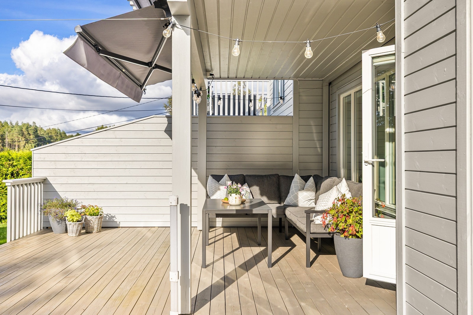 I kroken på terrassen er det sval skygge på varme dager og hyggelig å sitte ute på de lyse, fine sommerkveldene. Galleribilde