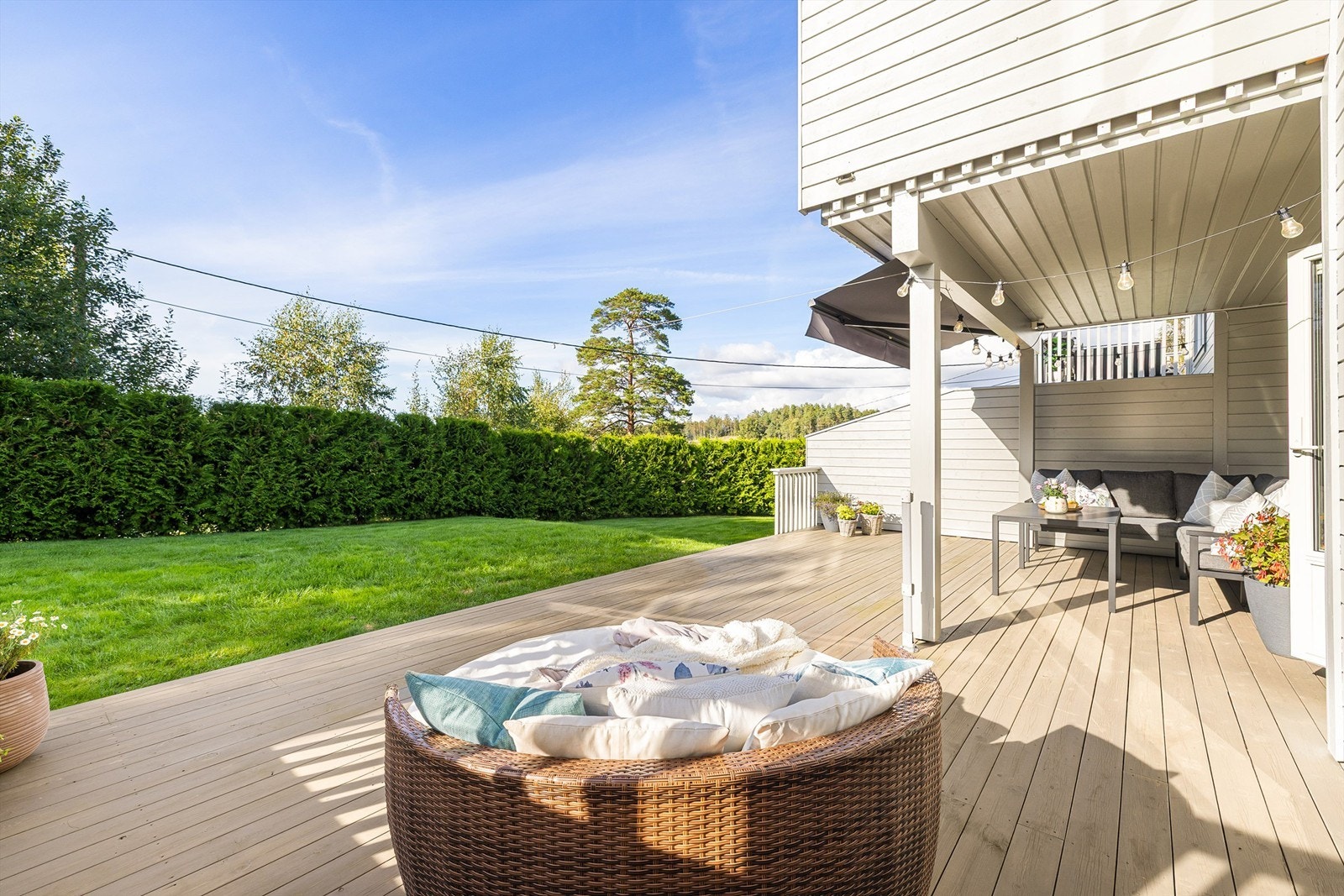 Fra den over 40 kvm. store terrassen kan du gå rett ut i sameiets felles hage og kjenne gresset mellom trærne. Plenklipping utføres av sameiet. Galleribilde