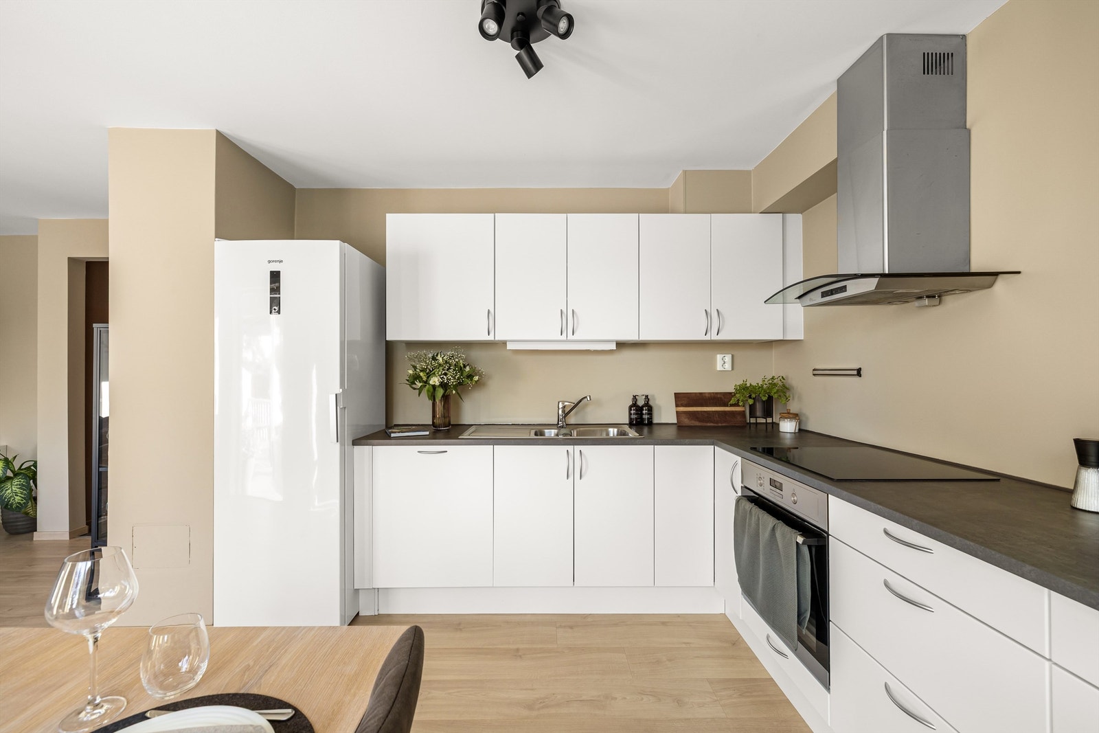 Av hvitevarer på kjøkkenet medfølger de integrerte. Stekeovnen var ny i 2020. Galleribilde