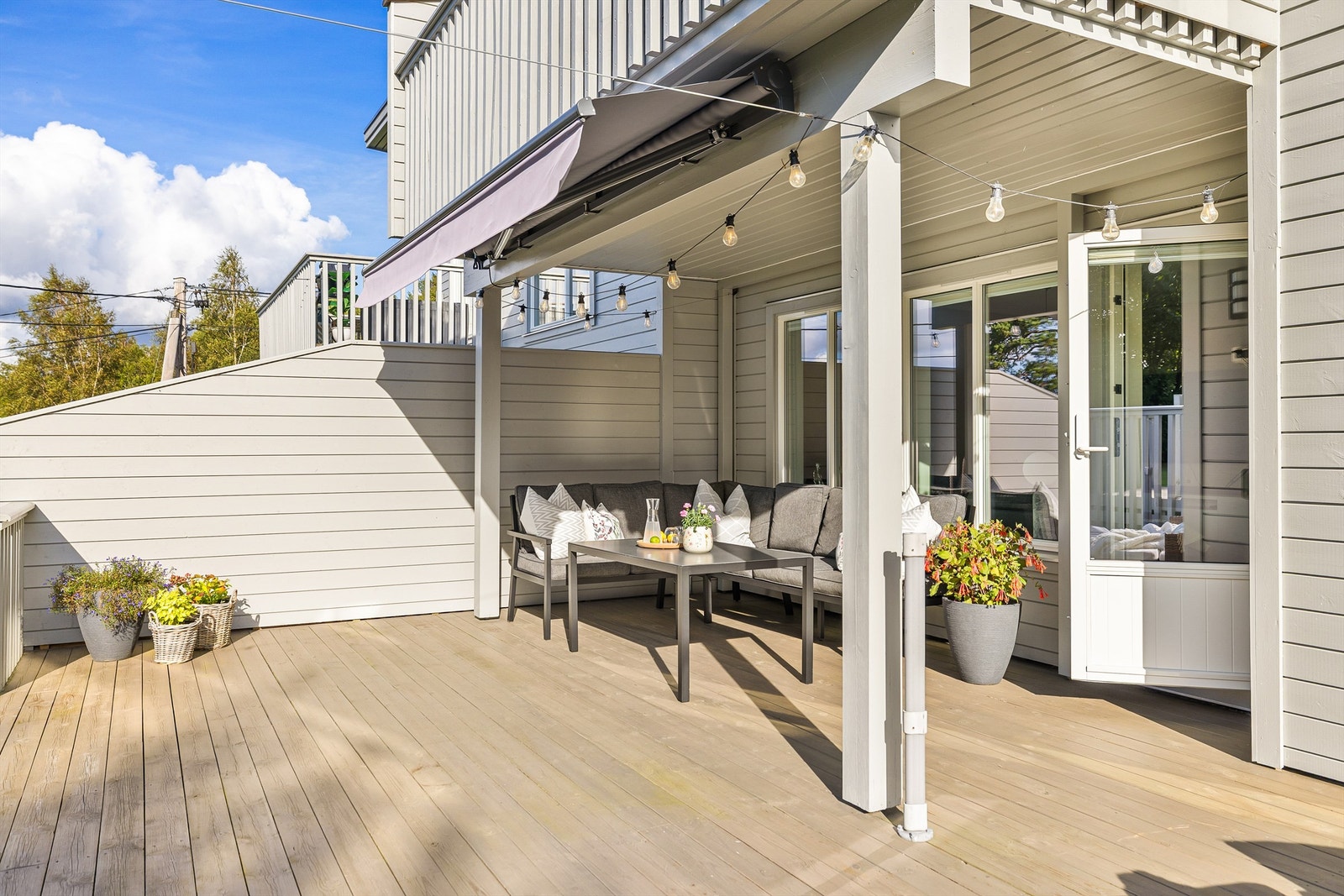 Terrassen er nylig slipt ned og satt i stand. I 2024 ble både elektrisk motorisert markise montert og levegg satt opp mot sidenabo i nord. Galleribilde