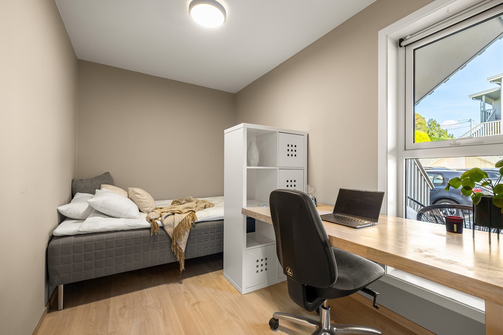 Soverom II benyttes i dag dels som gjesterom, dels som kontor. Med over 7 kvm. er dette også et velfungerende barnerom. Galleribilde