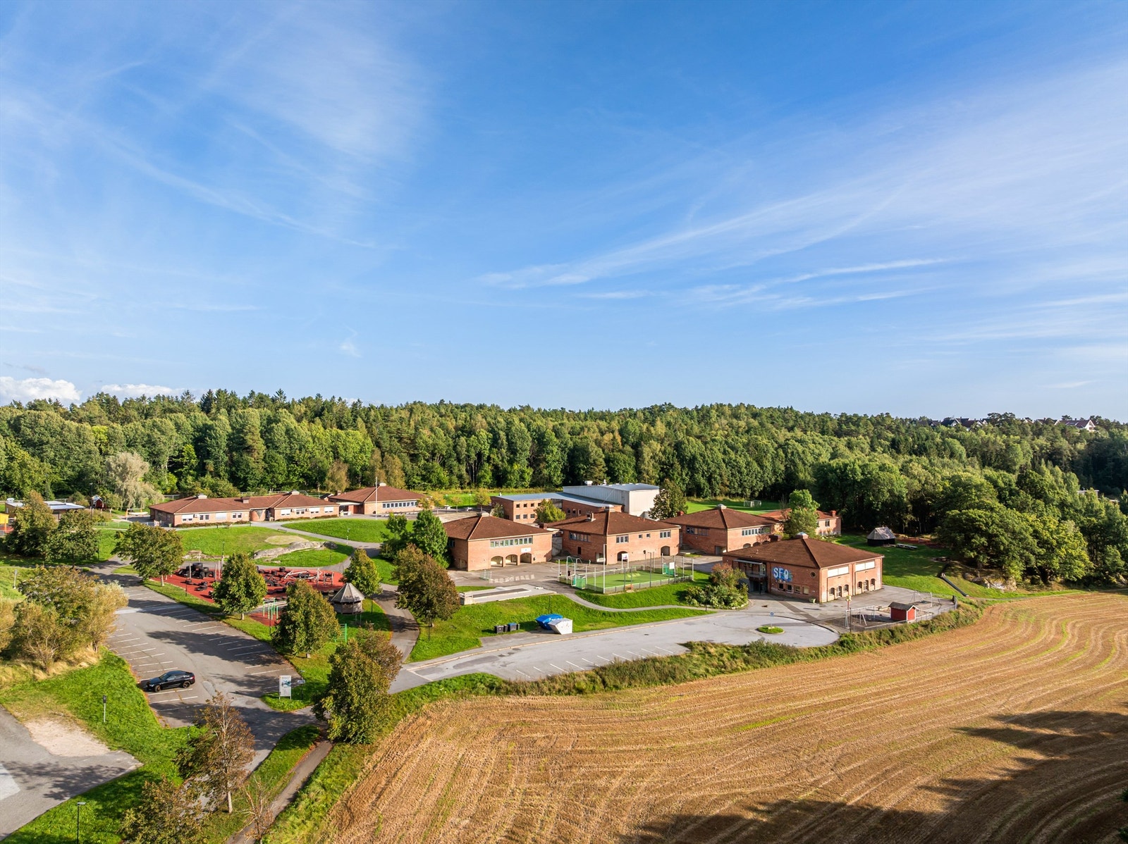 Fra Krabberødsvingen er det kort vei til barnehage og barneskole på Ambjørnrød. Galleribilde