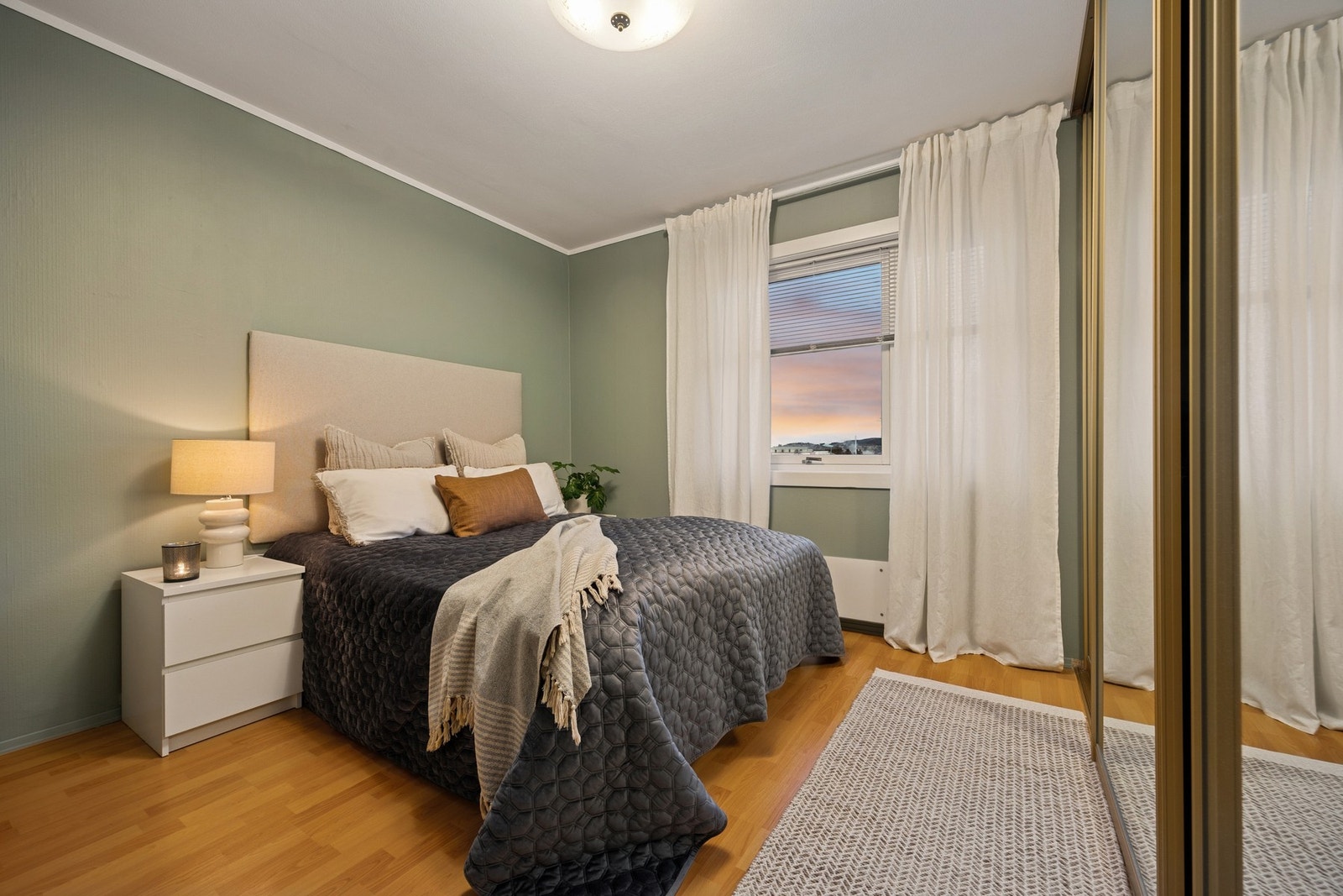 Romslig soverom nr. 2 på 13 m² med plass til alt du trenger. Galleribilde