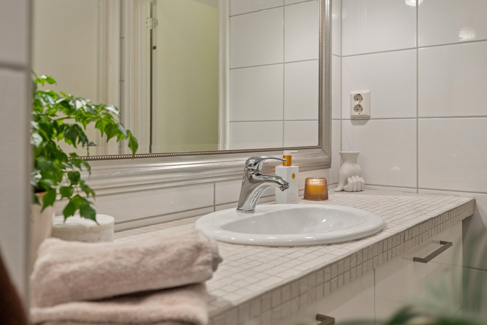 Flott bad med moderne innredning og stilrent uttrykk. Galleribilde