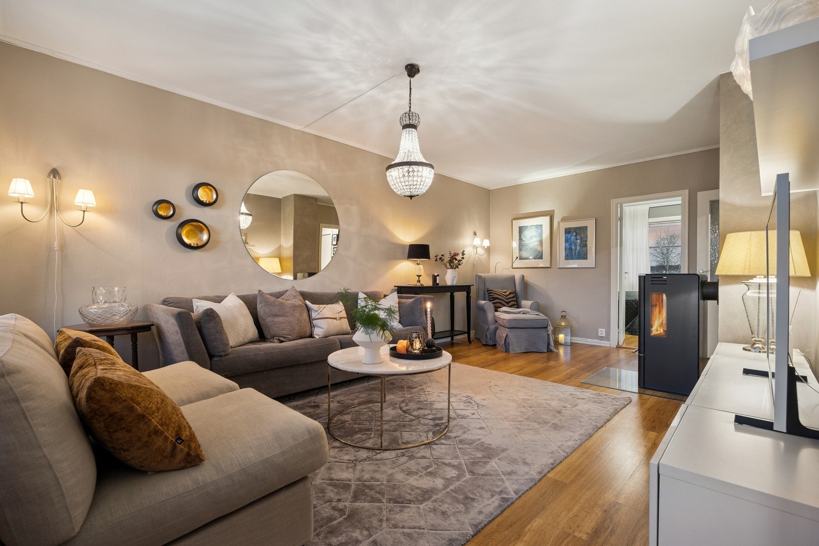 Stuen er malt i lyse og nøytrale toner, som gir et lyst og innbydende rom og gjør det enkelt å sette sitt eget preg på interiøret. Galleribilde