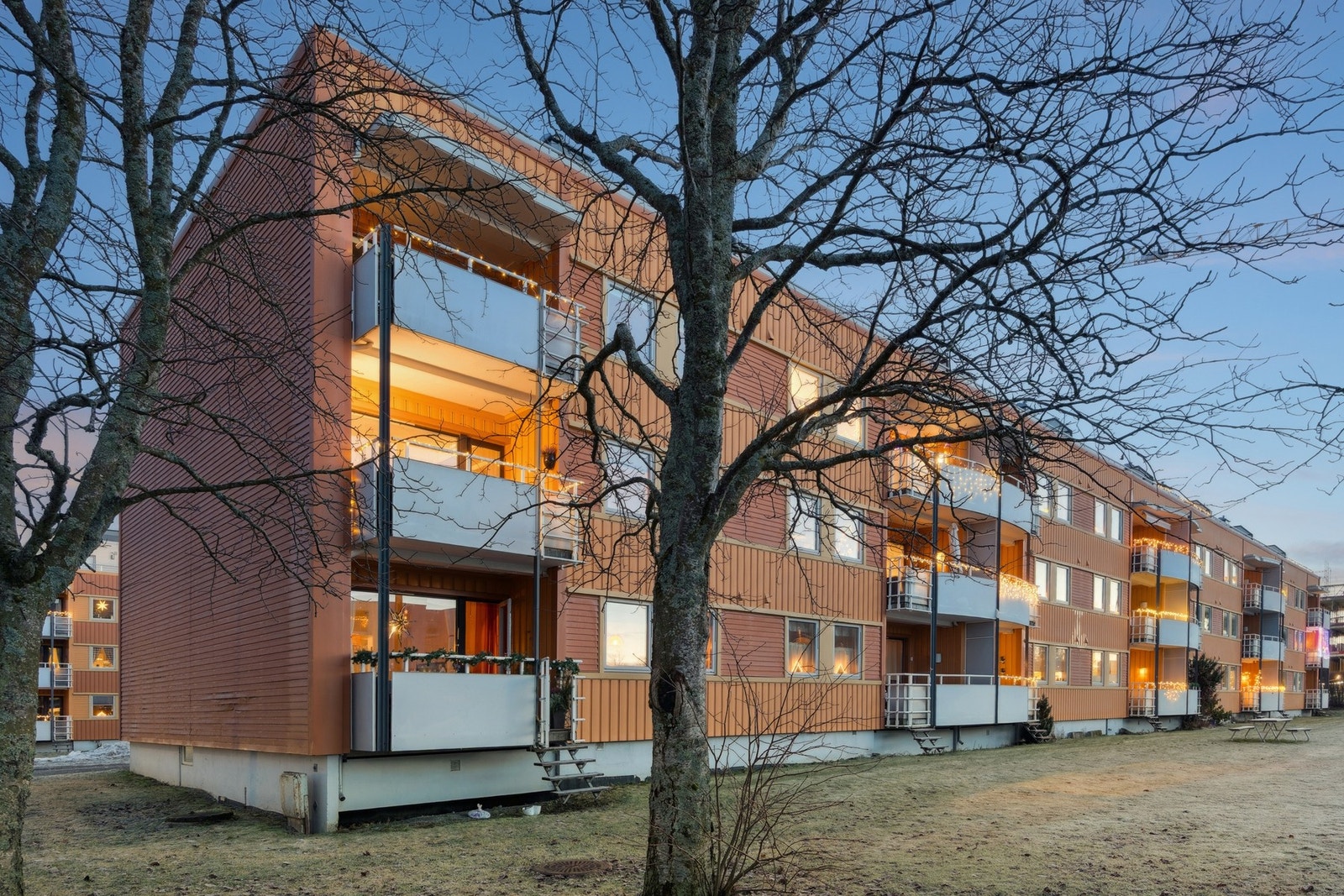 Borettslaget har pent opparbeidede uteområder og trygge lekeplasser for barna - Velkommen til visning. Galleribilde