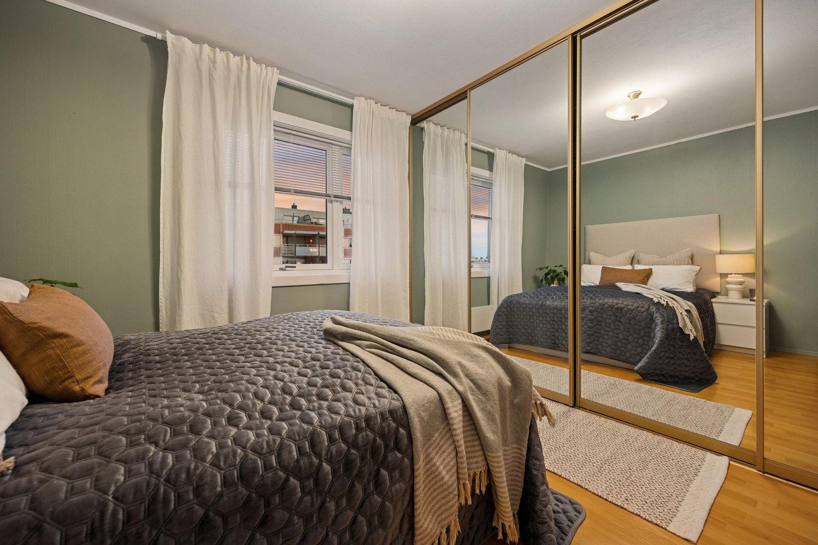 Romslig garderobeskap med speilfronter og skyvedører - praktisk og stilfullt på samme tid. Galleribilde