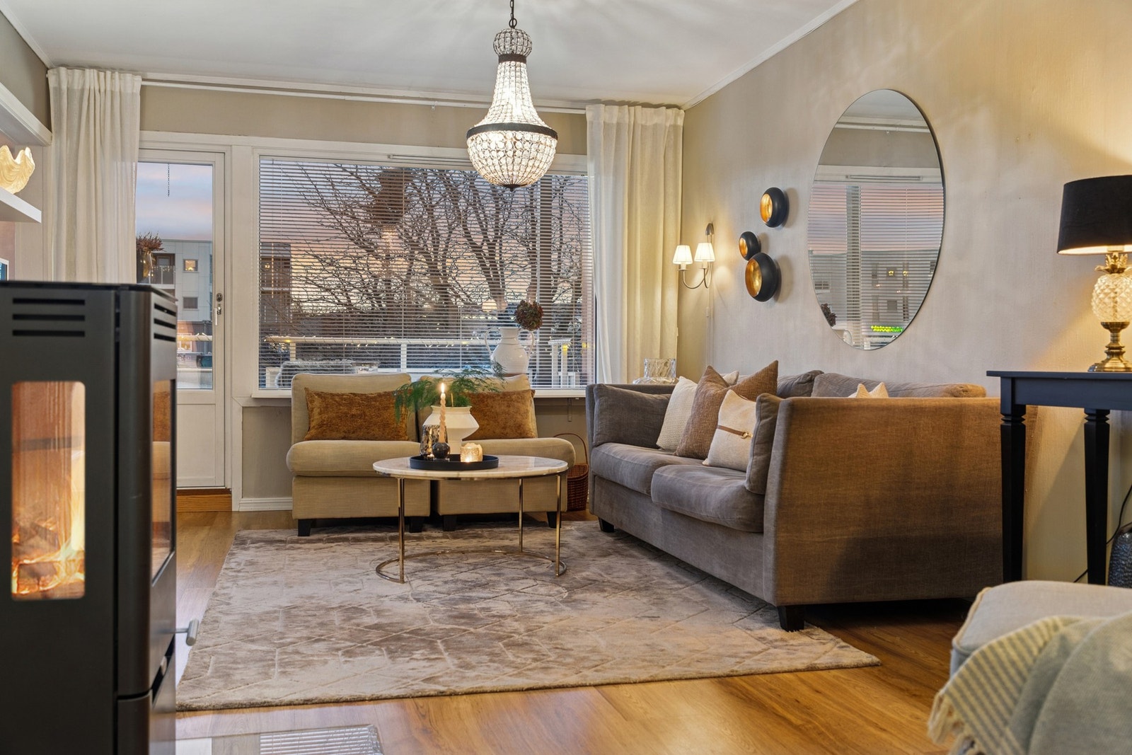 Frodig tre rett utenfor gir både privatliv og hyggelig utsikt, samtidig som det skjermer mot trafikk og innsyn. Galleribilde