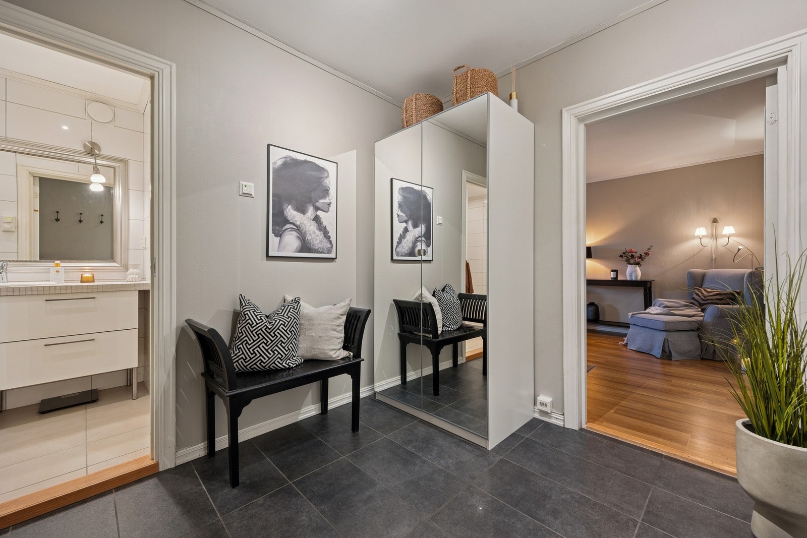 Den flislagte entréen gir et stilrent førsteinntrykk, og med gulvvarme kombineres komfort med funksjonalitet. Galleribilde