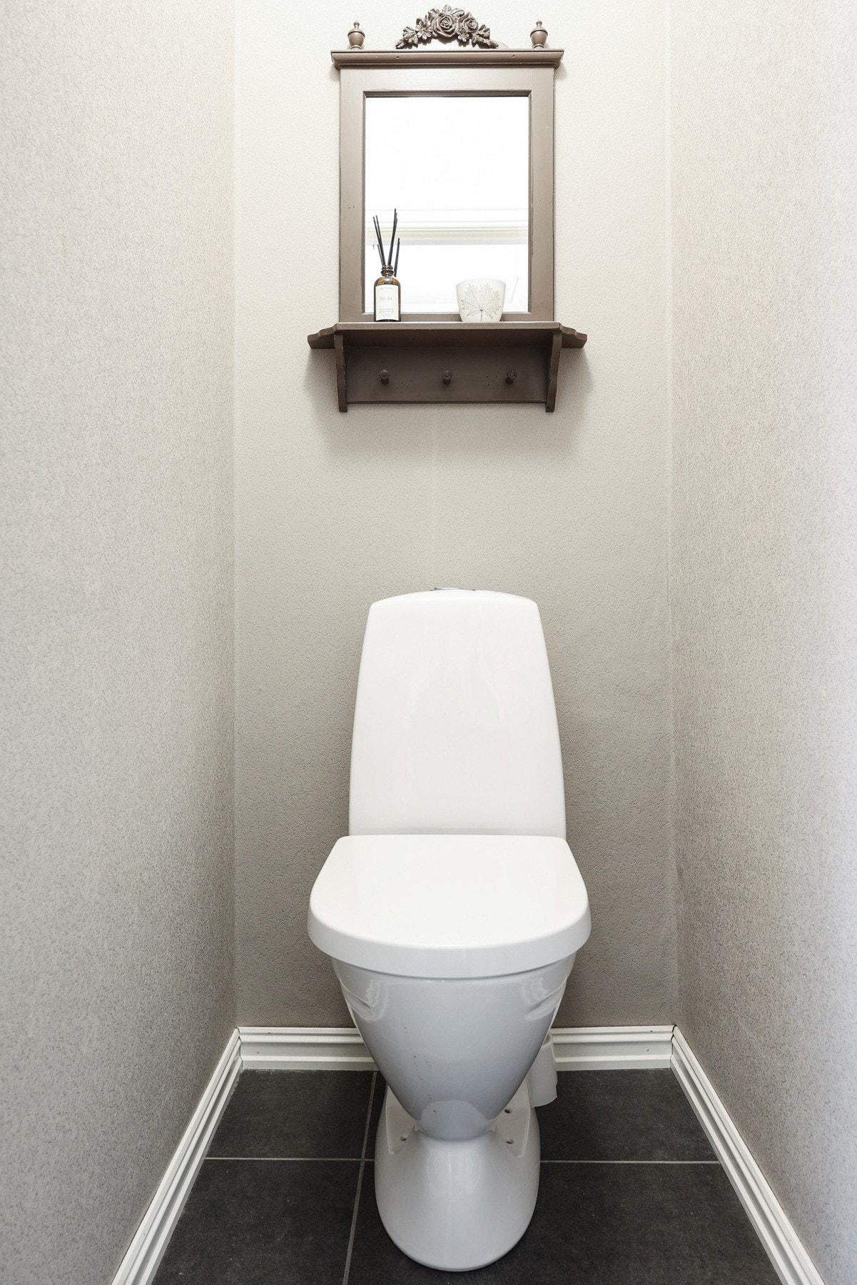 Toalettrommet har flislagt gulv med varme, som kombinerer slitestyrke med komfort. Galleribilde