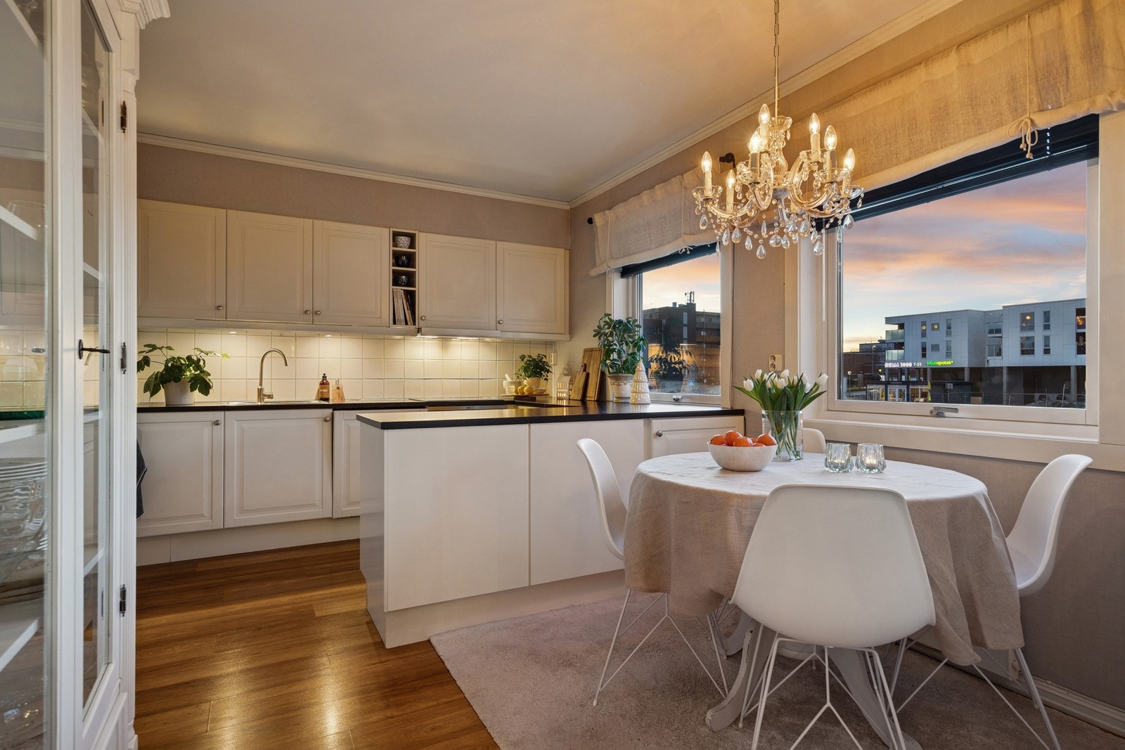 Flott kjøkken med rikelig skap- og benkeplass - ideelt for både matlaging og sosialt samvær. Galleribilde