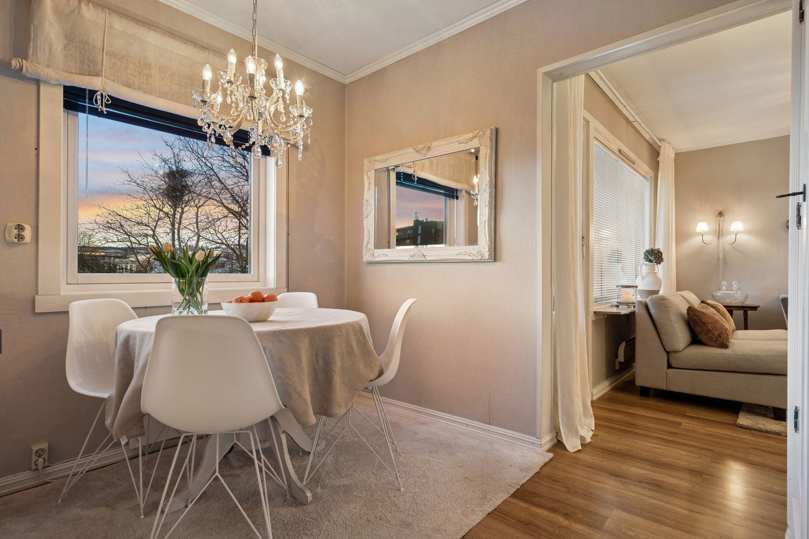 Kjøkkenet har integrert stekeovn, platetopp (2025) og oppvaskmaskin - en moderne og praktisk løsning. Galleribilde