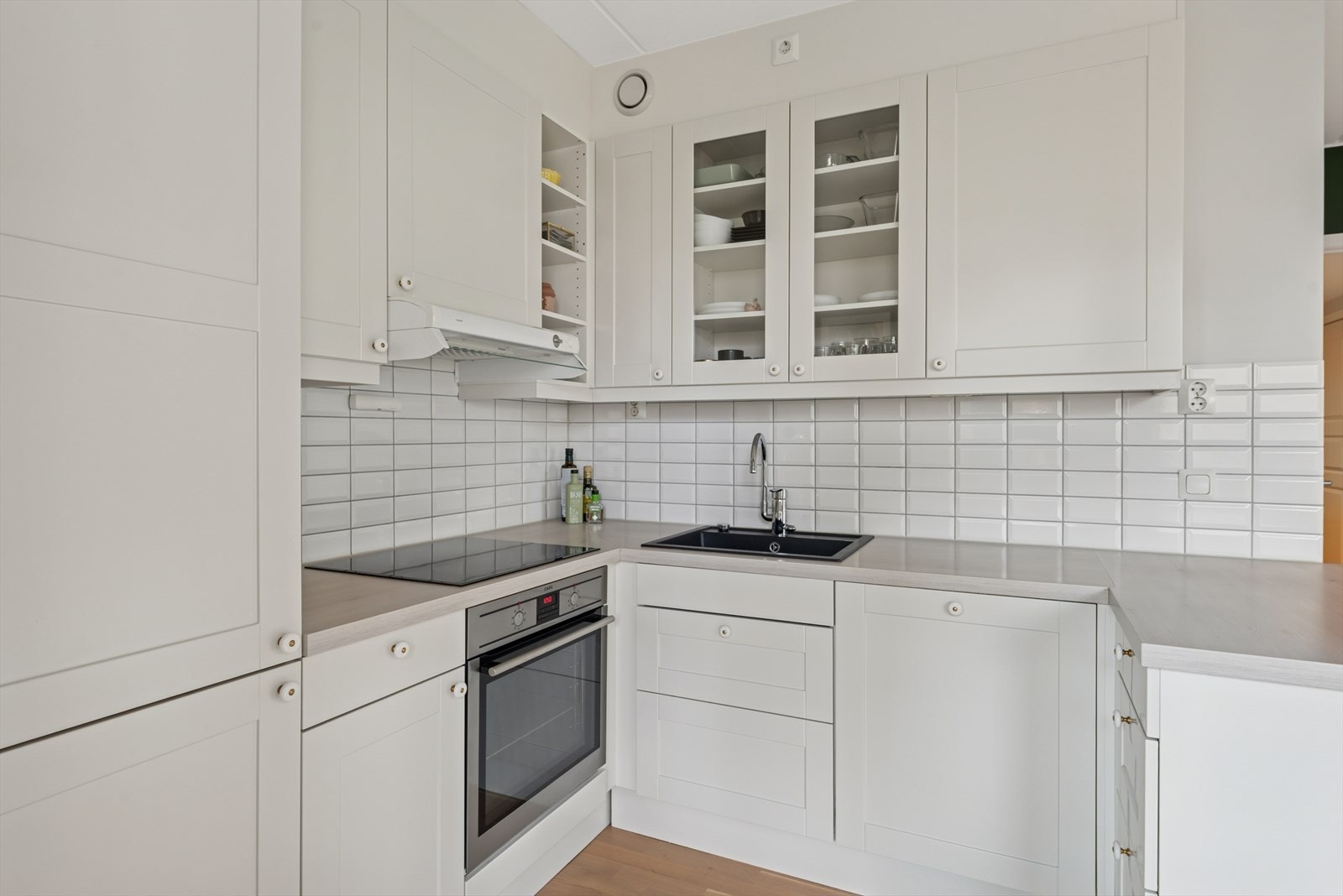 Moderne kjøkken med lyse fronter, integrerte hvitevarer og god arbeidsflate. Galleribilde