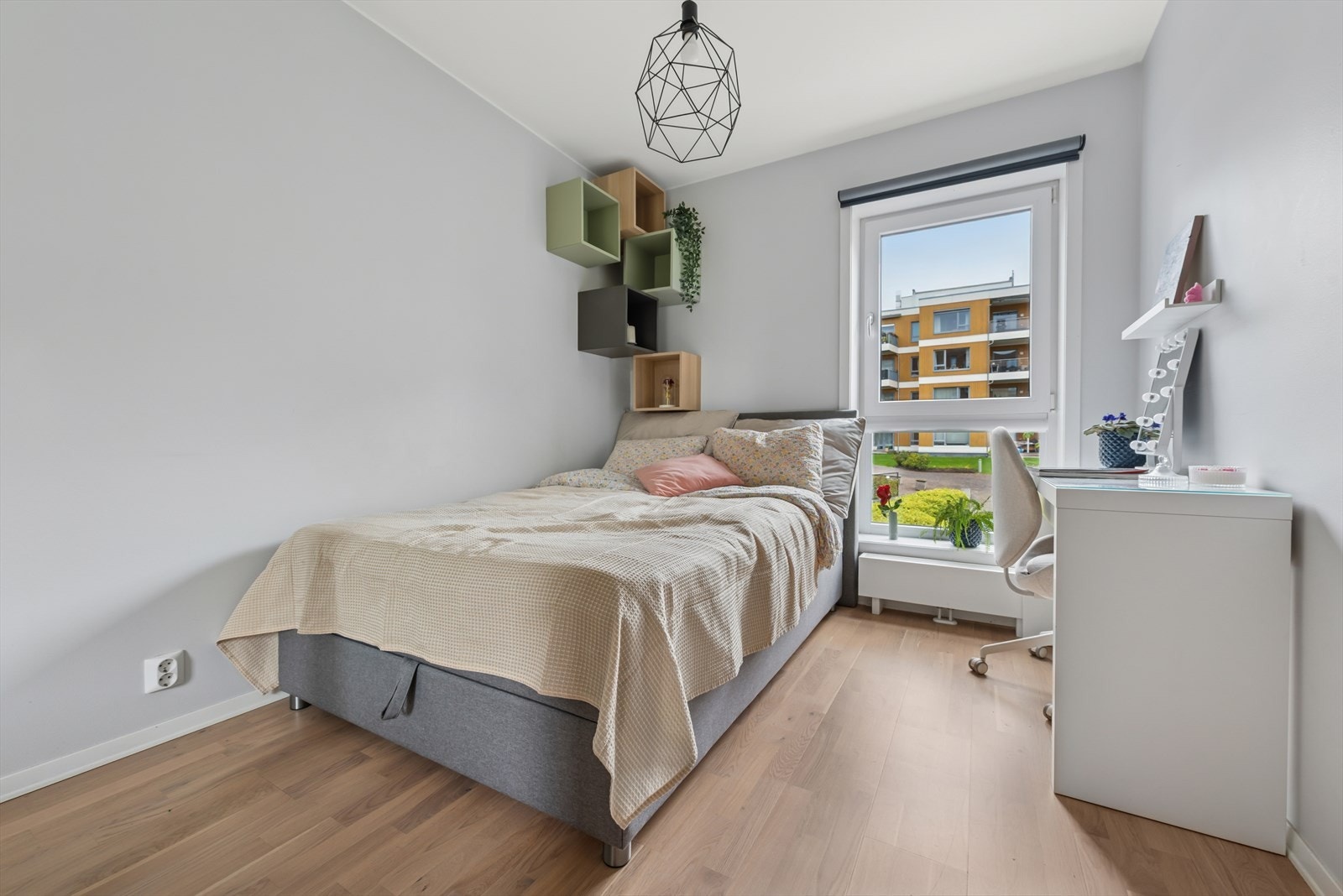 Begge soverom vender mot rolig fellesareal. Galleribilde